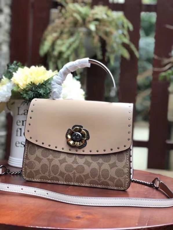 Coach Parker Top Handle In Signature Canvas With Rivet สินค้าใหม่ทรงน่ารัก ใช้แล้วดูแพงมากกก มีช่องใส่ขนาดกว้าง ใส่ของได้จำนวนมาก แถมยังสามารถถือเก๋ๆ แบบคุณนาย หรือสะพายเป็น crossbody ก็ได้ โดดเด่นด้วยลายsignature coach ใครยังไม่มีห้ามพลาดดดเลยนะ ของสวยจร