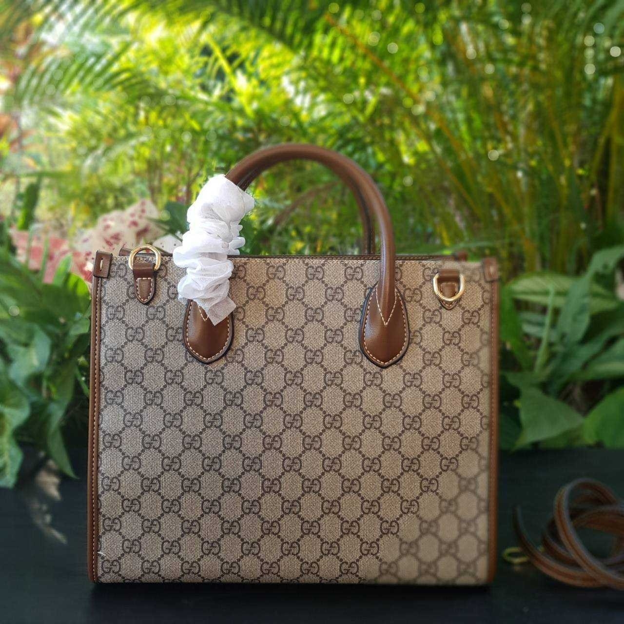 GUCCI Small tote bag with Interlocking G กระเป๋าทรงTOTE ใบใหญ่สุดหรูหรา คลาสสิค จุของได้เยอะ มาพร้อมสายสะพายยาว