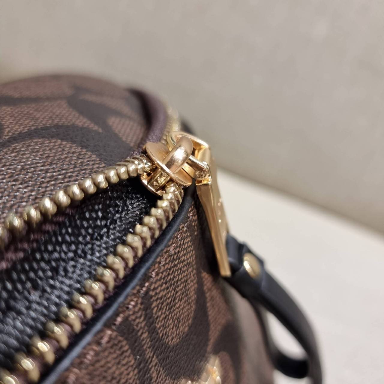 COACH F48740 BELT BAG IN SIGNATURE CANVAS กระเป๋าคาดอกทรง Unisex ที่ขายดีถล่มทลาย!! ขายได้ตลอดปี!! สวยเท่ทุกสี วัสดุหนังแคนวาสเคลือบคุณภาพดี ทนทาน ใช้งานง่าย ภายในเป็นช่องโล่ง เหมาะสำหรับคนที่ชอบพกอะไรง่ายๆ รับรองตอบโจทย์น้า