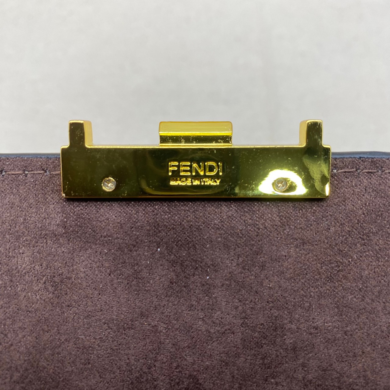 FENDI KAN leather bag เกรดออริจินอล สลับแท้ ด้วยสีและลวดลายคลาสสิกตามแบบแบรนด์ เข้าได้กับสาวๆ ทุกสไตล์ บ่งบอกความเป็น FF ได้อย่างสมบูรณ์แบบ โทนสีแมตช์กับเสื้อผ้าได้ง่าย