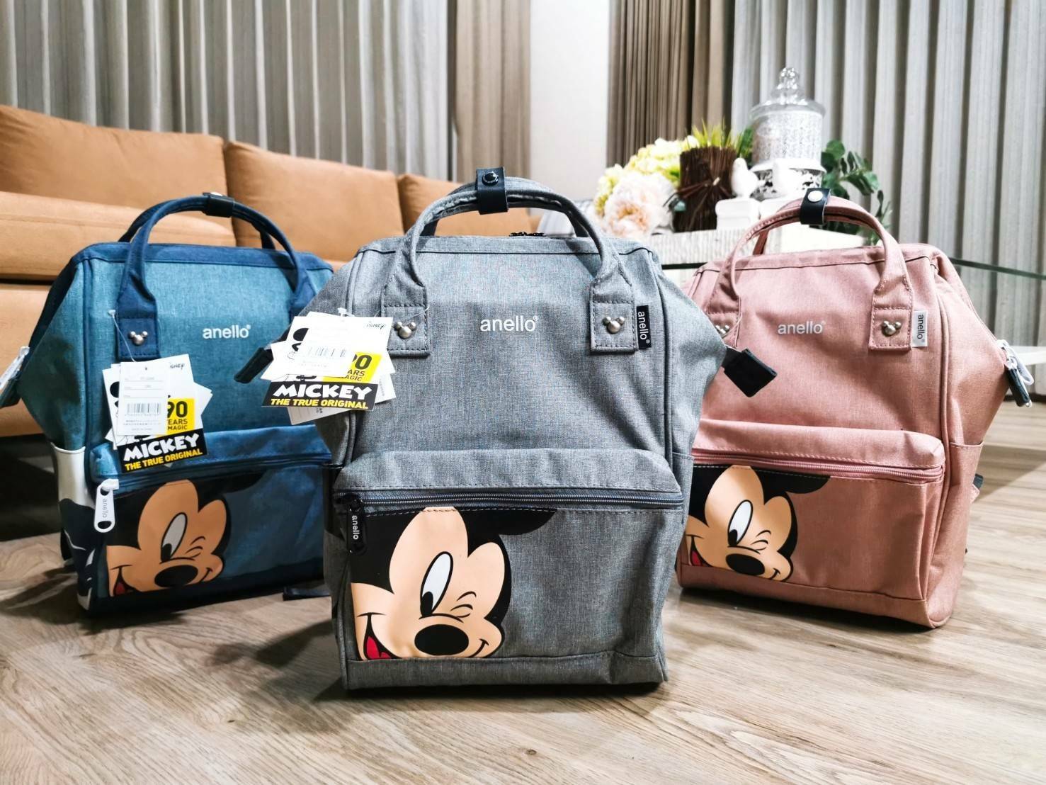 ส่งความน่ารัก! ANELLO x Disney Collection MINI DT-G006 กระเป๋าสะพายเป้ Limited คอลเลคชั่นดิสนีย์ขนาดมินิกำลังดี วัสดุ Polyester100% ด้านหน้ามีโลโก้และช่องซิป ด้านหน้าและด้านข้างพิมพ์ลายมิกกี้โดดเด่น มี Pocket ใส่ขวดน้ำซ้ายขวา ด้านหลังมีช่องซิปสะดวกใช้ภายใ