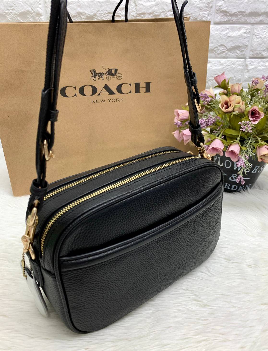 Coach Leather Jes Crossbody in Colorblock ((72704)) กระเป๋าสะพายข้าง//ครอสบอดี้ร์ วัสดุหนังแท้ หนังนิ่มสวยงาม มากๆค่ะ ด้านหน้ามีโลโก้แบรนด์เด่นชัดสะดุดตา ช่องหลักแบ่งเป็น2ซิป แต่ละช่องกว้าง ใส่กระเป๋าเงินใบยาวได้ ของอื่นๆได้จุค่ะ มีช่องเล็กให้ใส่ของจุกจิก