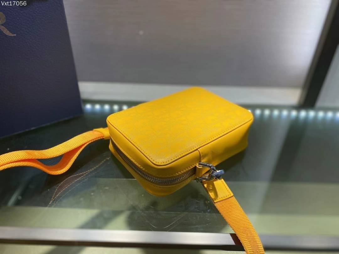 Dior World Tour Vertical / DIOR WORLD TOUR OBLIQUE GALAXY LEATHER MESSENGER POUCH BAG / Dior Pouch With Strap Oblique Galaxy Calfskin เกรดเทพออริจินอล หนังแท้ ภาพถ่ายจากสินค้าจริง ใช้งานต่างประเทศได้