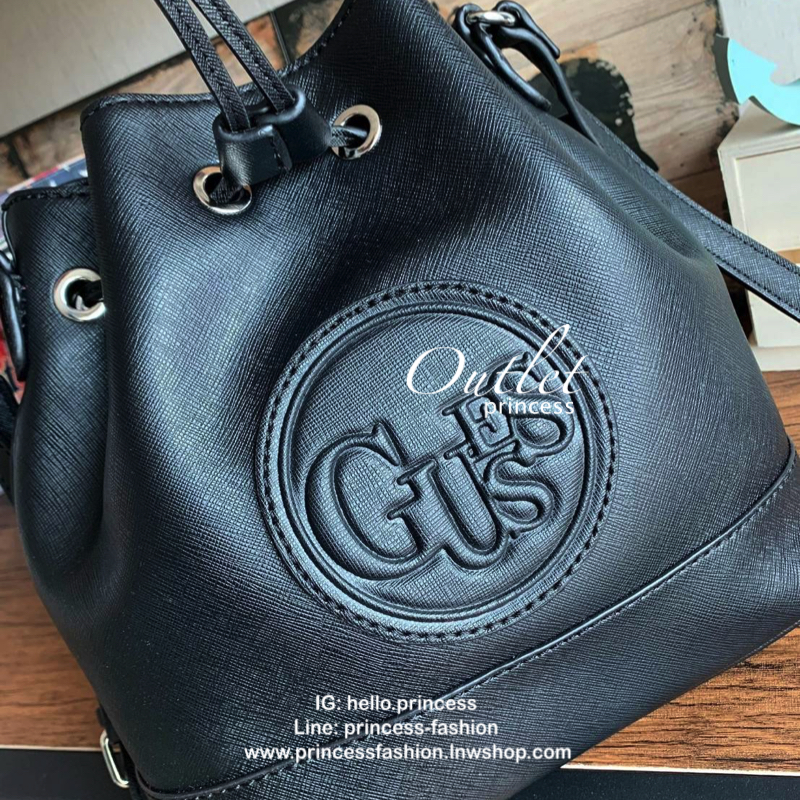 Guess Drawstring Bucket Bag กระเป๋าสะพายขนาดกลาง วัสดุลายหนังsaffiano ฐานกว้างตั้งอยู่ทรง มีซิกเนเจอร์ที่ด้านหน้าเป็นโลโก้ตัวนูน เปิดปิดแบบหูรูดและกระดุมแม่เหล็ก มีช่องใช้งานหลายข่อง สายสะพายปรับได้แบบเข็มขัด สวยแบบมีดีเทลเก๋ๆ สะพายเที่ยวระหว่างวันได้สบาย