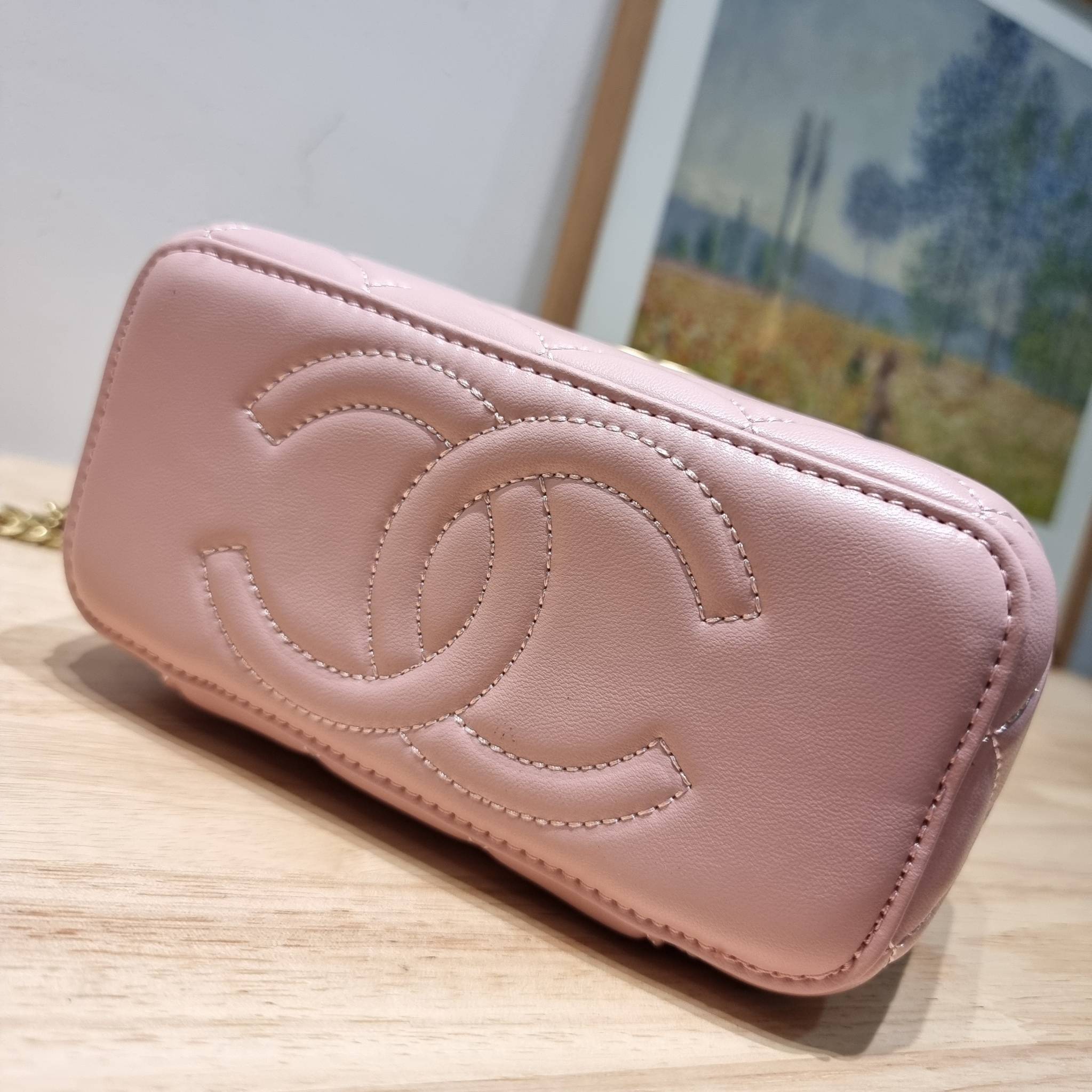 Chanel camellia vanity case bag พลาดไม่ได้เลยกับคอลสุดแซ่บ ดีไซน์ใหม่ 2023 นอกจากความคลาสสิคของรูปทรง ตัวอะไหล่ก็ยังปรับเพิ่มดีเทลความหรู ด้วยการใช้รูปดอกคามิเลียเอกลักษณ์มาเป็นตัวชูความแพง