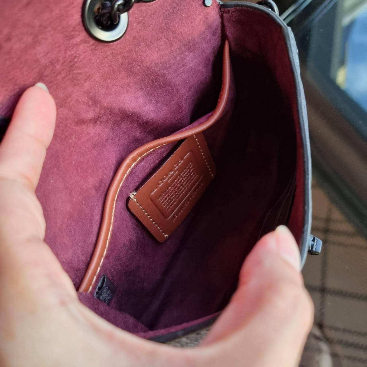 COACH C2462 MADISON SHOULDER BAG 16 IN SIGNATURE CANVAS WITH RIVETS (B4NQ4) กระเป๋าสะพายข้าง ไซส์กะทัดรัด พกพาง่าย น้ำหนักเบา ดีไซน์สวย โดดเด่นด้วยตัวล็อครูปดอกไม้ สีสันตกแต่งตัดกันกับลายซีอย่างลงตัว วัสดุหนังแคนวาสเคลือบลาย ภายในแบ่งสัดส่วนให้อย่างดี มาพ