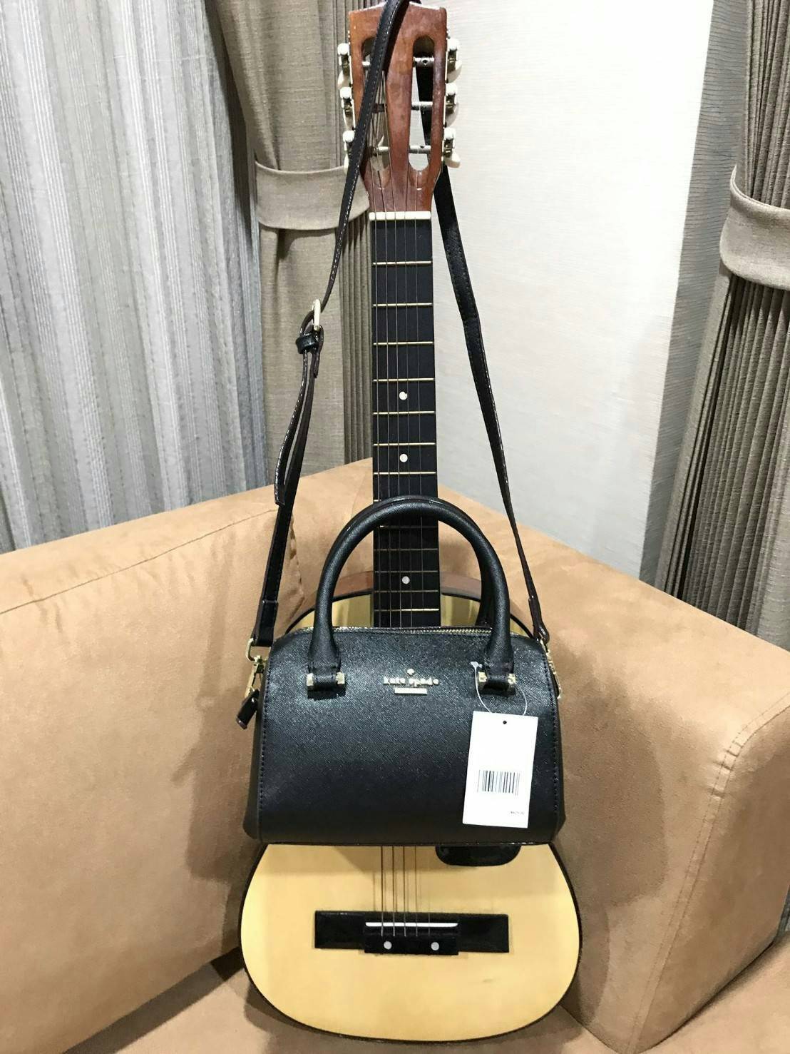 Kate Spade New York Cedar Street Bowling Bag กระเป๋าถือหรือสะพายหนัง Saffiano ทรง Bowling สวยหรู อยู่ทรงสไตล์ PRADA ด้านหน้าประดับโลโก้สีทองหรู มาพร้อมสายสะพายยาวถอดได้ปรับได้ ภายในมีช่องซิปและช่องใส่มือถือ ใส่กระเป๋าสตางค์ใบยาวของใช้ได้จุ น้ำหนักเบาขนาดก