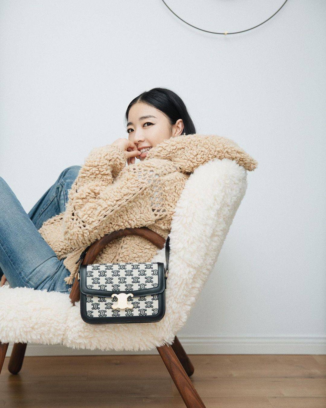 พรีเมี่ยมกิ๊ฟแท้ 100% 】พร้อมส่งที่ไทย ที่นี่ที่เดียว CELINE TRIOMPHE CROSSBODY BAG VIP GIFT WITH PURCHASE-GWP พรีเมี่ยมกิ๊ฟ Limited Edition จาก CELINE PERFUME DUTY FREE COUNTER วัสดุ CANVAS & LEATHER ดีไซน์ยอดนิยมสไตล์สาว LISA