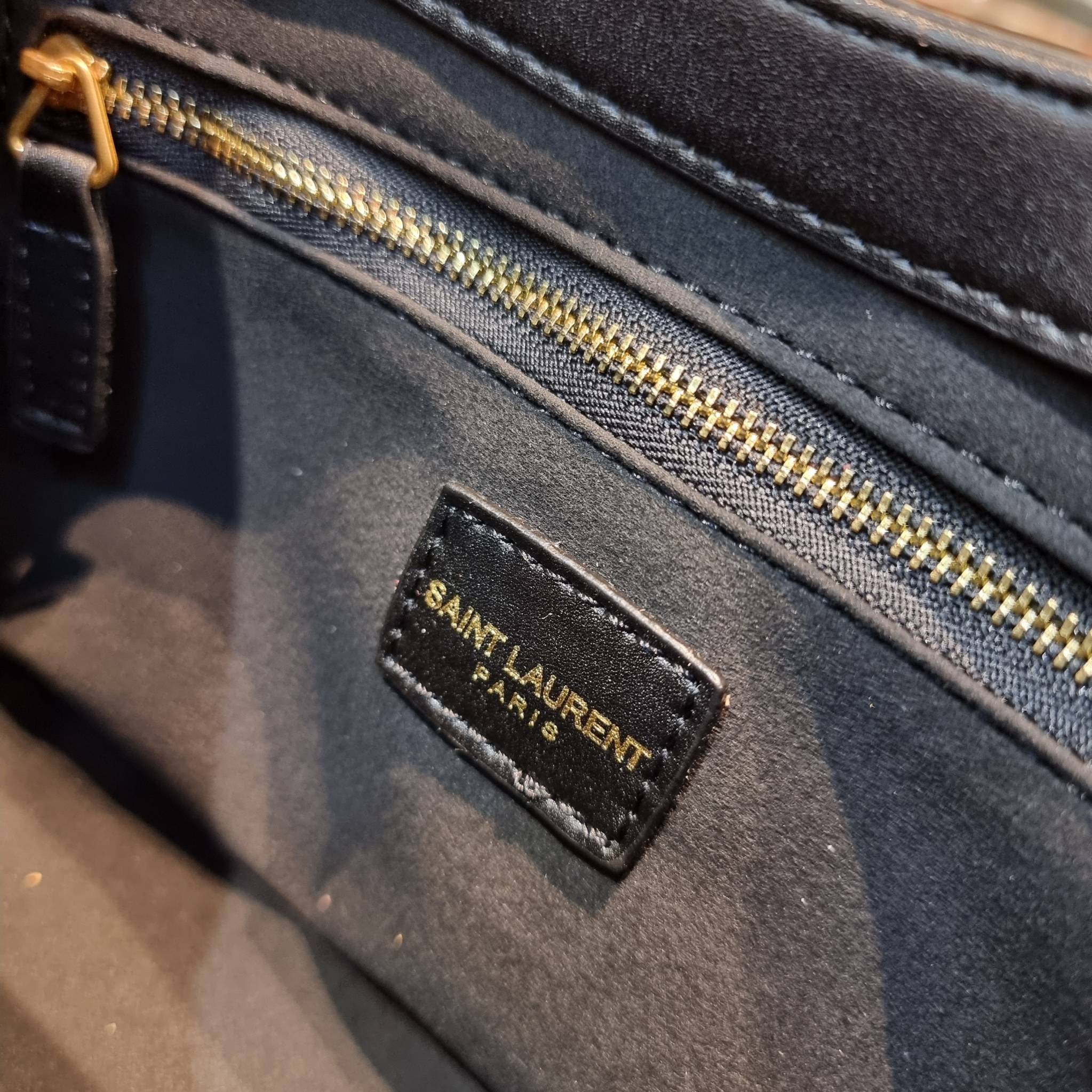 YSL LE 5 À 7 HOBO BAG IN SMOOTH LEATHER / Yves Saint laurent hobo bag กระเป๋าสะพายไหล่ ดีเทลหรู สวยครบทุกมุม ตอบโจทย์สาวๆทุกไลฟ์สไตล์ เพราะใช้งานได้ง่ายและสะดวก วัสดุหนังแท้ สัมผัสดีงาม น้ำหนักเบา ดูแพงที่สุด โดดเด่นด้วยโลโก้ สามารถเกี่ยวคล้องเพื่อล็อคปิด