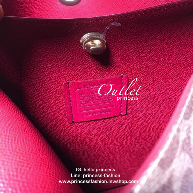 Coach Signature Canvas Print Charlie Bucket Bag New Item in outlet store!! กระเป๋าทรงขนมจีบสวย โดดเด่นด้วยลาย signature สามารถสะพายเป็น crossbody ได้ โดยสายสามารถปรับระดับได้ ภายในมีช่องใหญ่ 2 ช่อง เปิด เปิดปิดด้วยกระดุมแม่เหล็ก ภายในกว้าง กระเป๋าขนาดใหญ่