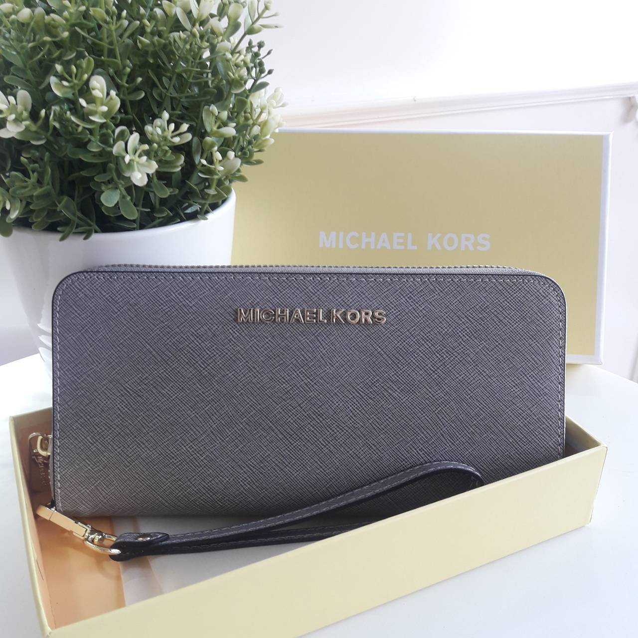 Best seller! งานขายดี รุ่นใหม่คะ Michael kors saffiano Wallet กระเป๋าสตางค์ใบยาว หนัง Saffiano ซิปรอบ สวยหรู มาก อะไหล่ปั้มโลโก้แบรนด์ ด้านในมีช่องใส่บัตร เยอะม้ากกก อีกด้านมีช่องแบงค์+ซิปใส่เหรียญ จุของได้เยอะจริงๆคะ ใส่ iphone 6+ ได้ สวยหรูดูดี อุปกรณ์ค