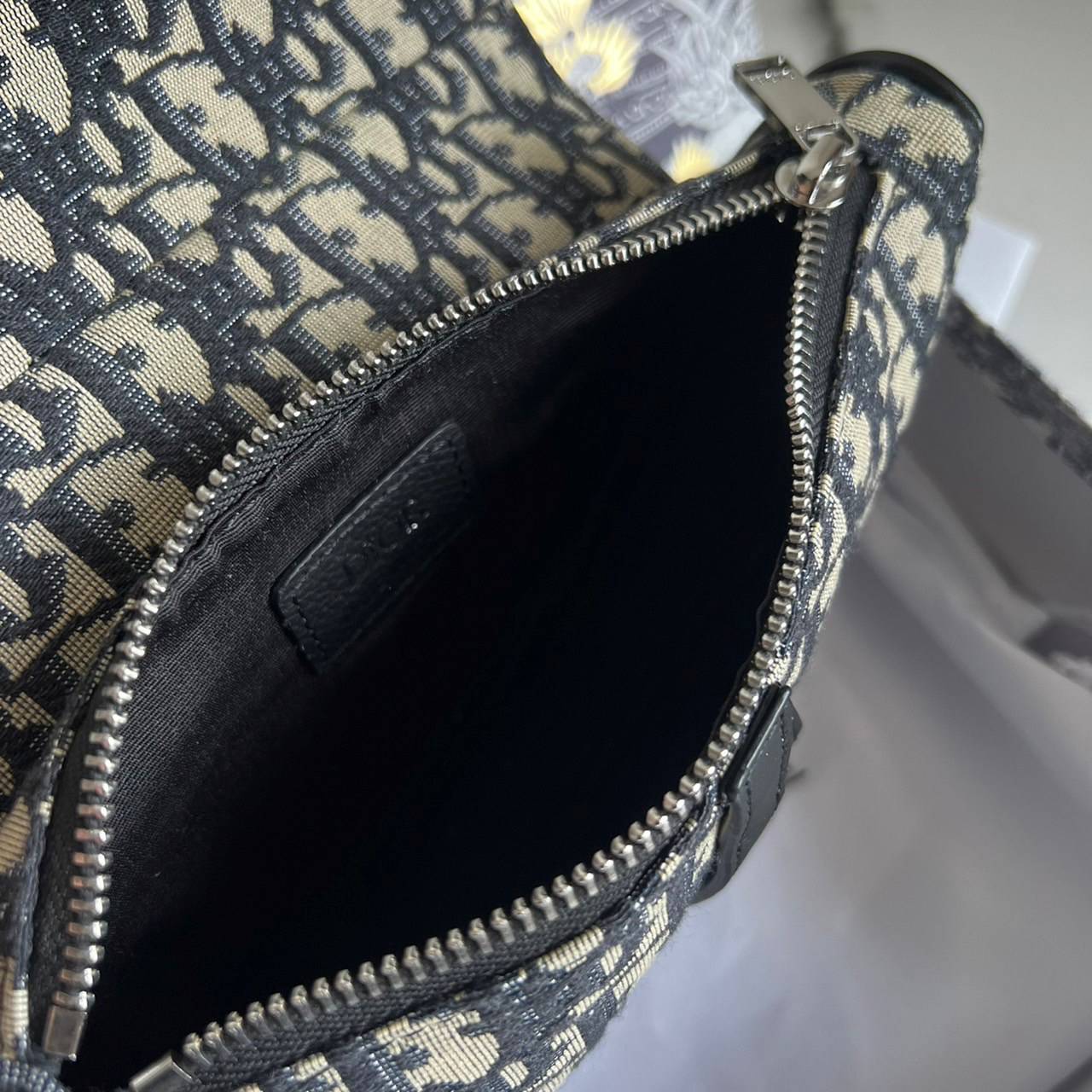 หนังแท้ DIOR SADDLE BELT BAG รุ่นสุดฮิต สามารถคาดอกสะพายข้างหรือคาดเอวก็ได้สามารถใช่งานได้ทั้งชาย/หญิง งานสวยมากพร้อมอุปกรณ์ครบชุด เกรดออริงานเทียบเท่าของแท้เลย กระเป๋ารุ่นยอดนิยมตามแบบฉบับแบรนด์ พร้อมส่งที่ไทย เกรดออริจินอลผ้าแจ๊คการ์ดและหนังแท้ ภาพสินค้