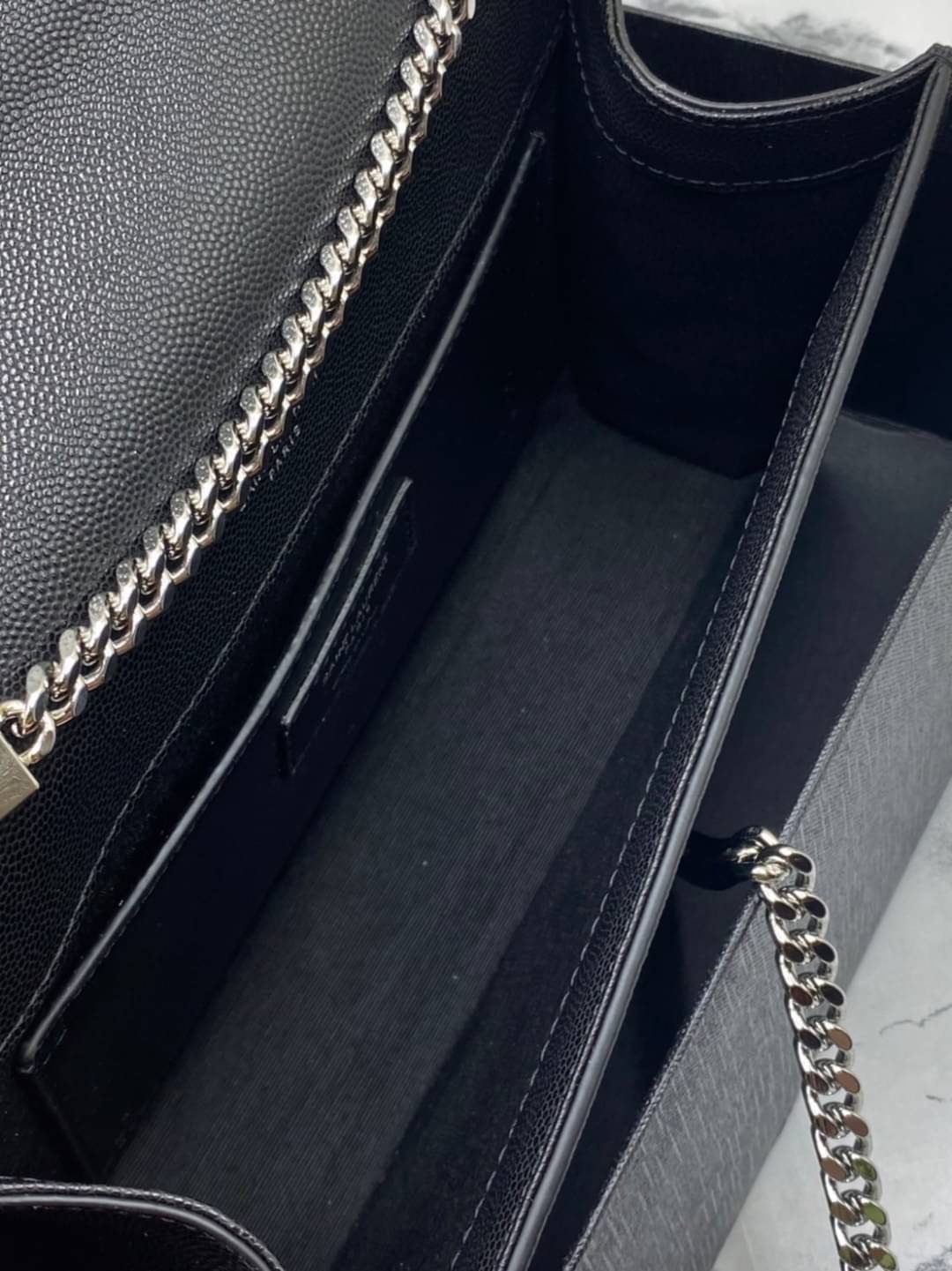 YSL kate medium chain bag in grain de poudre embossed leather 24cm กระเป๋าสะพายแบรนด์หรู รุ่นฮิตลอดกาล งานสวยดูดีมีระดับ ปั้มทุกจุด ขนาดกระทัดรัดกำลังดี มาพร้อมาสะพายโซ่ยาว เลื่อนปรับเป็น 2 แถว เพื่อสะพายเป็นสายสั้นได้ ด้านในโล่งกว้าง ใส่กระเป๋าสตางค์ใบยา