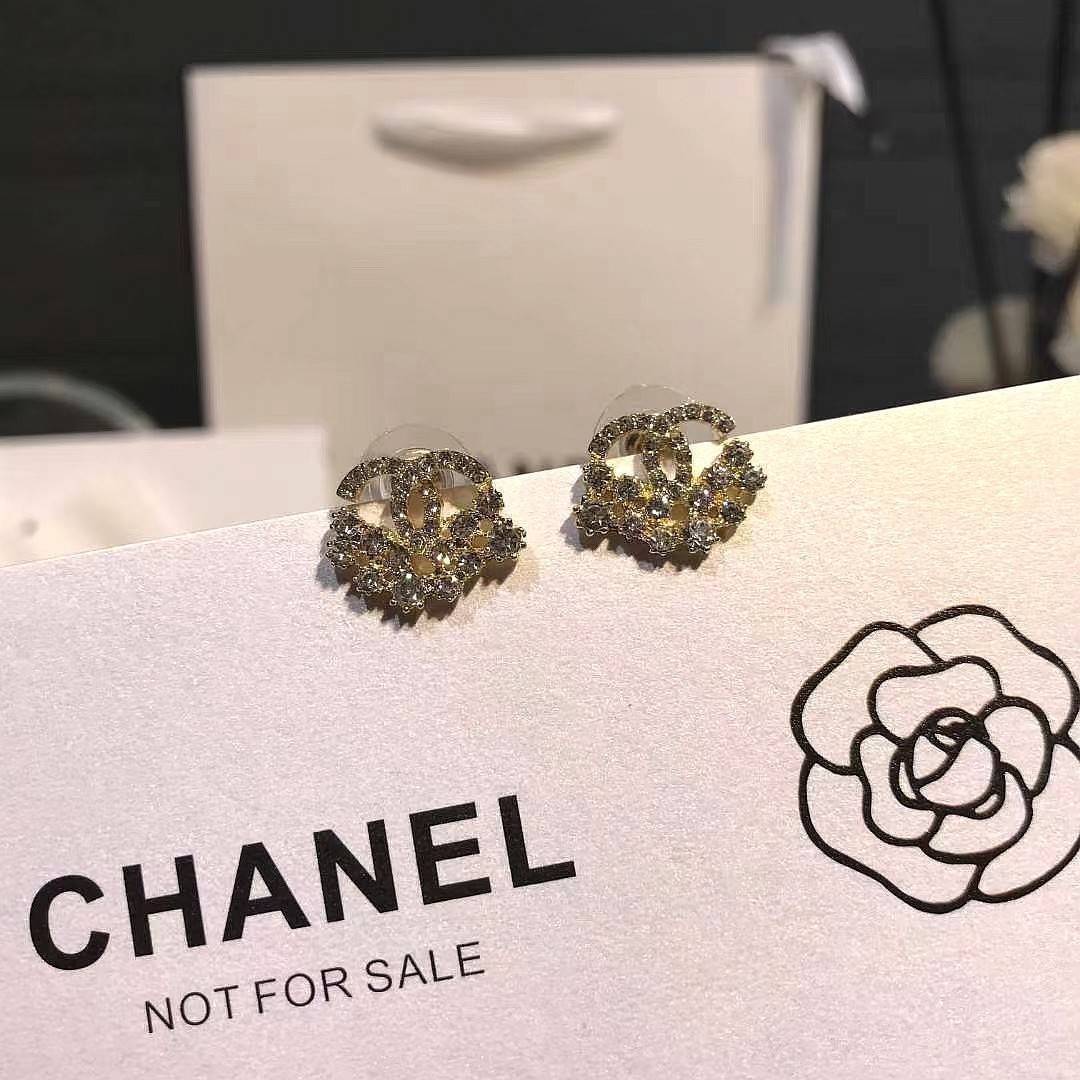 CHANEL 7Days EARRING VIP GIFT WITH PURCHASE ORIGINAL PACKAGE (GWP) ชุดกิ๊ฟเซทของกำนัลสุดเลอค่าจากการแลกคะแนนสะสมสำหรับลูกค้าสมาชิก VIP CHANEL DUTYFREE ไอเท็มหายากชวนสะสมมาเป็นชุดให้ถึง7แบบ7สไตล์สลับใช้ ดีไซน์สวยเลอค่าสุดคลาสสิค