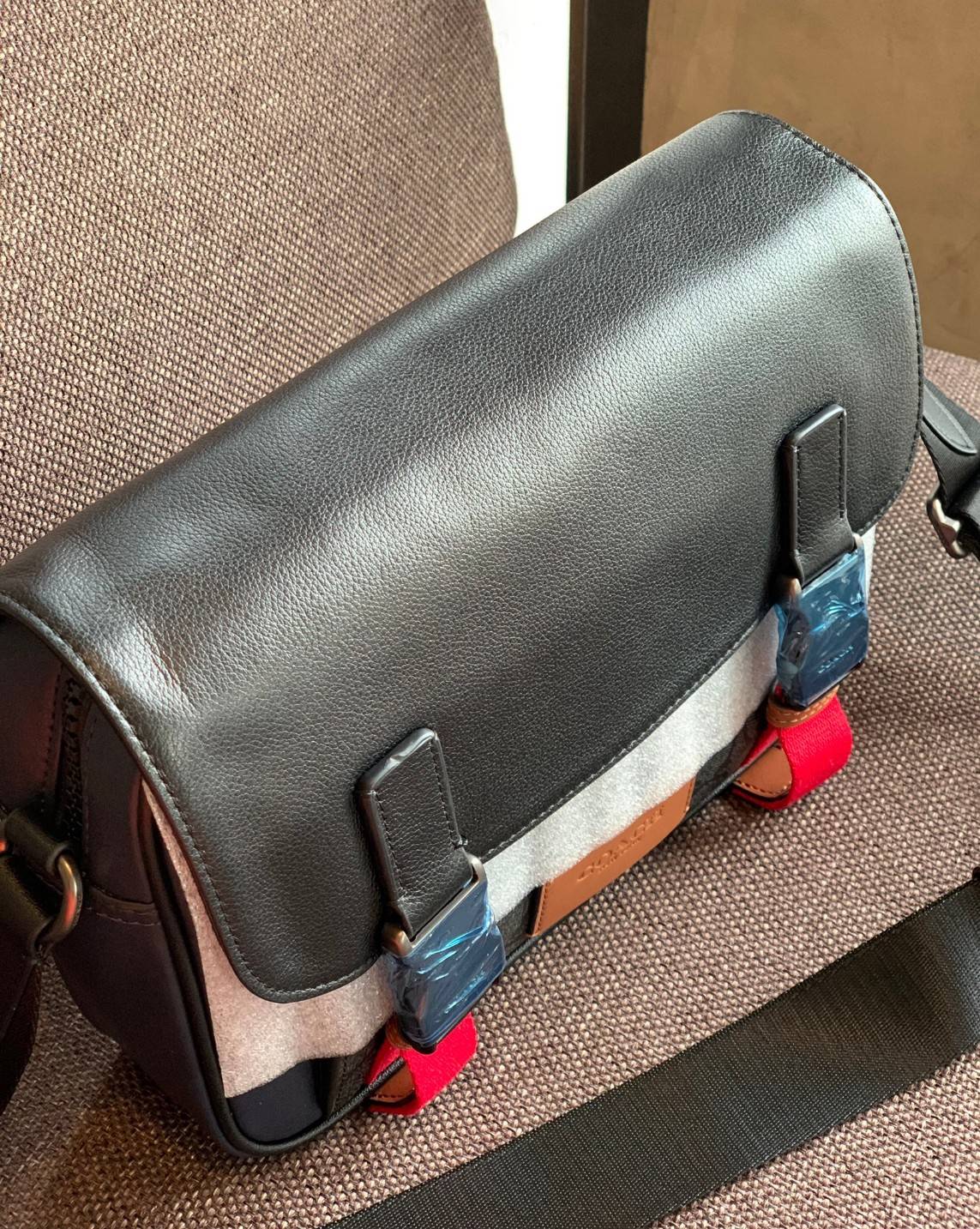 ไม่มีถือว่าพลาดมากๆ สำหรับรุ่นนี้ ใหม่เอี๋ยมเลยค่าา😘 COACH TRACK CROSSBODY IN COLORBLOCK ((4141//4021)) พร้อมส่งที่ไทย ใหม่ล่าสุดค่ะ! กระเป๋าสะพายครอสบอดี้ร์หรือสะพายข้าง หนังแท้ชั้นดีที่สุด หนังนิ่มสวยมากๆค่ะ ด้านหน้าเย็บป้ายหนังโลโก้แบรนด์ เปิดป