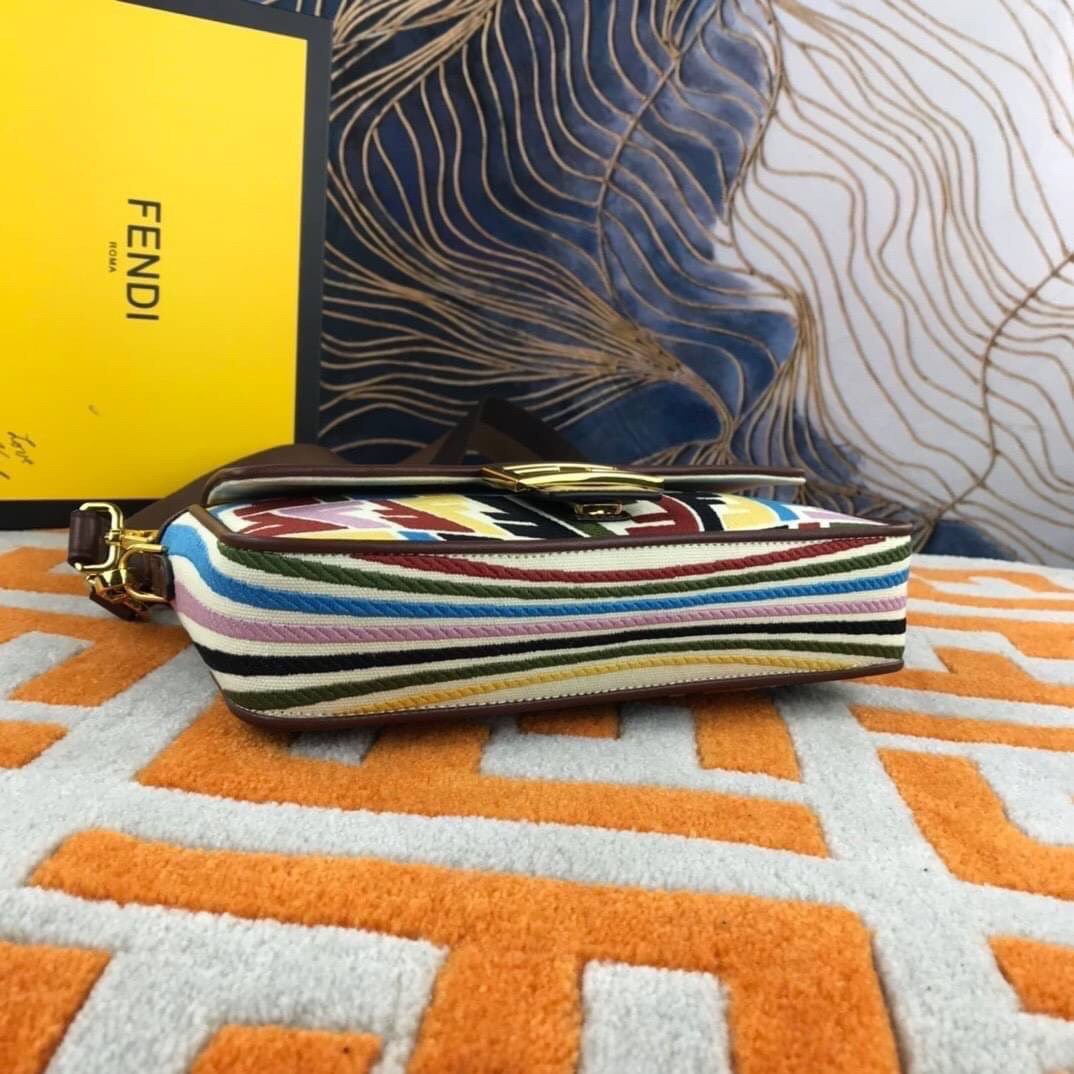 VIP GIFT 】FENDI BAGUETTE SUMMER 2021 CANVAS SHOULDER BAG กระเป๋าสะพายพรีเมี่ยมกิ๊ฟ หายาก สีคัลเลอร์ฟูลสุดใส โดดเด่น ดีไซน์ปั๊มโลโก้รอบใบ วัสดุผ้าแคนวาส ทนทาน มาพร้อมสาย 2 แบบ สำหรับคล้องแขน และสายครอสบอดี้สีทูโทน เปิด-ปิดด้วยกระดุมแม่เหล็ก ภายในเป็นช่องโล