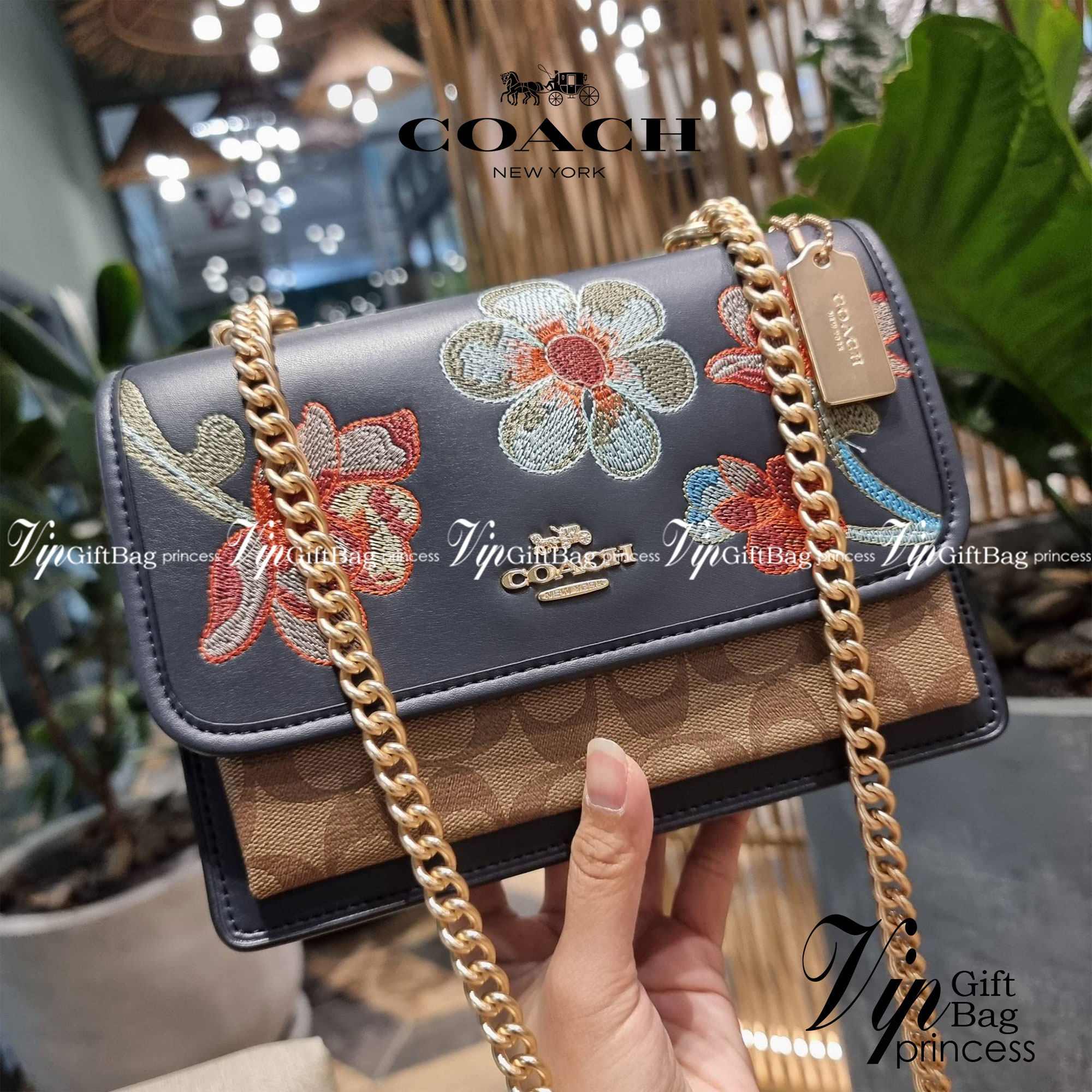 COACH C9230 KLARE CROSSBODY IN SIGNATURE CANVAS WITH FLORAL EMBROIDERY น้องใหม่คอลล่าสุด กับกระเป๋าสะพายข้าง โทนสีละมุนลูกคุณหนู ดีไซน์ปักดอกไม้เพิ่มลูกเล่น ให้ดูแพง วัสดุผนังแคนวาสสลับหนังแท้ สายสะพายโซ่สลับหนัง สะพายยังไงก็ขับผิว เปิด-ปิดด้วยกระดุมแม่เห