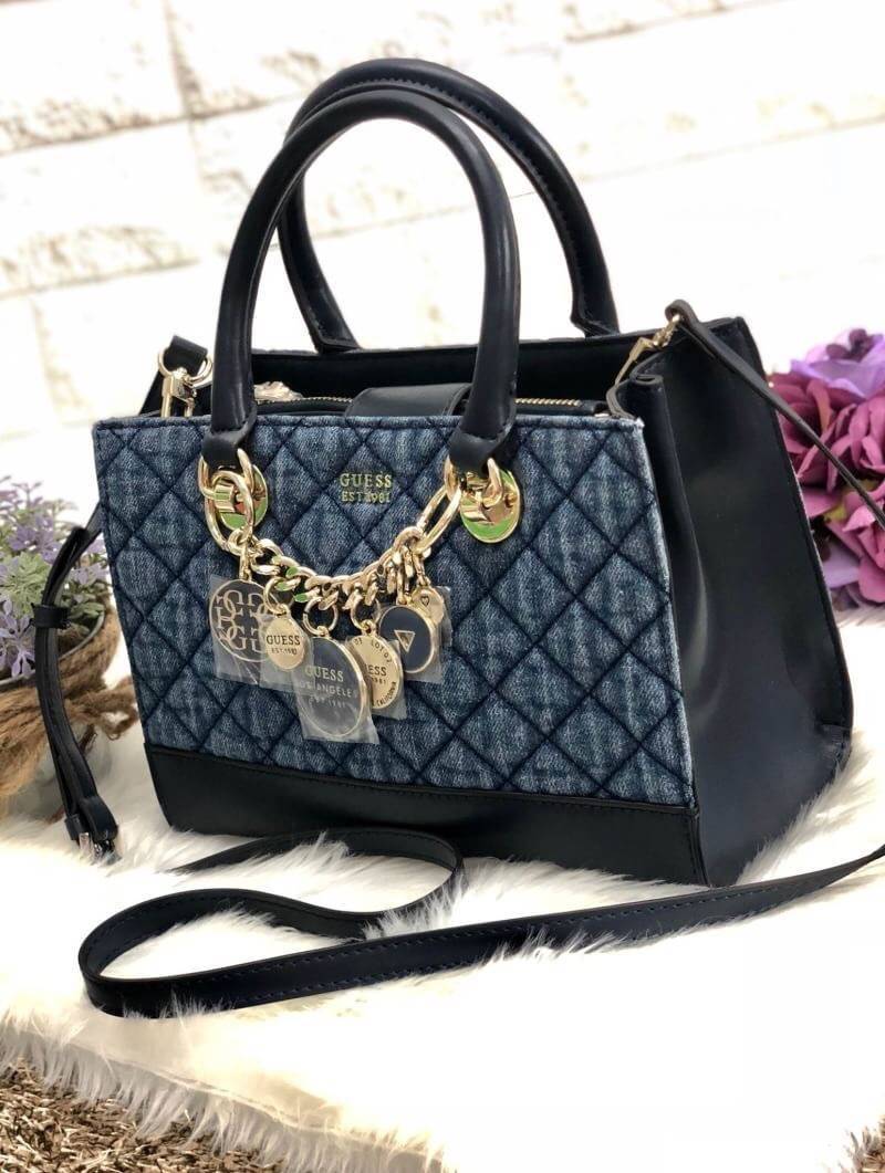 New arrival !! GUESS VICTORIA SATCHEL BAG 2018 หรูส่งท้ายปี รุ่นหายาก กระเป๋าถือหรือสะพายข้างได้ วัสดุเดินด้ายลายนวม นิ่ม น้ำหนักเบา ด้านหน้าห้อยอะไหล่แบรนด์เพิ่มความหรู ปากกระเป๋ามีกระดุมแม่เหล็ก แบ่ง 3 ช่อง สามารถใส่กระเป๋าสตางค์ใบยาวได้ มีช่องซิปคั่นกล