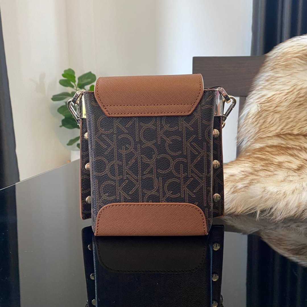 CALVIN KLEIN JEANS crossbody bag กระเป๋าถือหรือสะพาย ลายซิกเนเจอร์แบรนด์ทั้งใบ เปิด-ปิดกระเป๋าด้วยกระดุมแม่เหล็ก ด้านในแบ่งเป็น 2 ช่องหลัก และมีช่องเล็กใส่ของจุกจิก ซับในลายแบรนด์อย่างดี มาพร้อมสายสะพายยาวปรับระดับได้ฟรีไซต์ สามารถใช้ได้หลากหลายโอกาสค่ะ