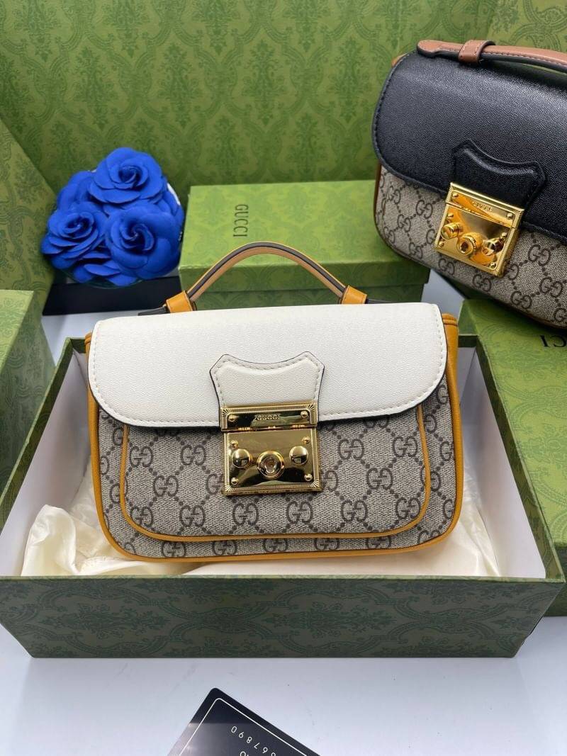 VIP GIFT 】หนังแท้ GUCCI mini Padlock bag GG Supreme canvas หนึ่งในแบรนด์เนมยอดฮิตระดับโลกที่สายแฟชั่นตัวจริงต้องมีสักใบในตู้ เพราะเป็นแบรนด์ที่เหล่าบรรดาเซเลปและดาราใช้กันเยอะมาก รุ่นก็เป็นอีกหนึ่งใบที่คุ้มค่าคุ้มราคามากค่ะ ด้วยดีไซน์ที่ใช้งานได้หลายโอกาส