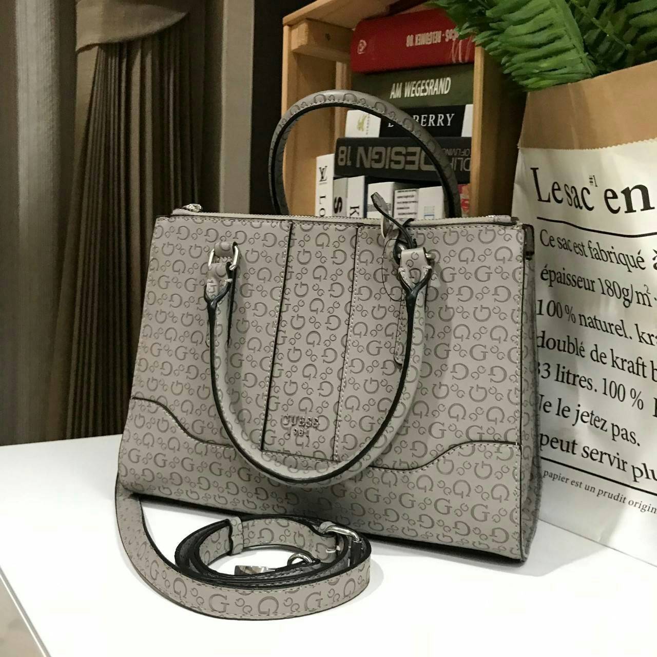 GUESS WOMAN SINGNATURE HANDBAG 2019 กระเป๋าสะพายรุ่นใหม่ล่าสุดจาก GUESS FACTORY หนังสวยอยู่ทรงปั้มลาย Singnature รอบใบ ด้านหน้าประดับโลโก้แบรนด์ ภายในมีโลโก้ ซับในลายแบรนด์ มีช่องแบ่งหลายช่องทั้งช่องซิปและช่องเล็ก ใส่ของแยกเป็นสัดส่วนสะดวกใช้ ขนาดกำลังดีส