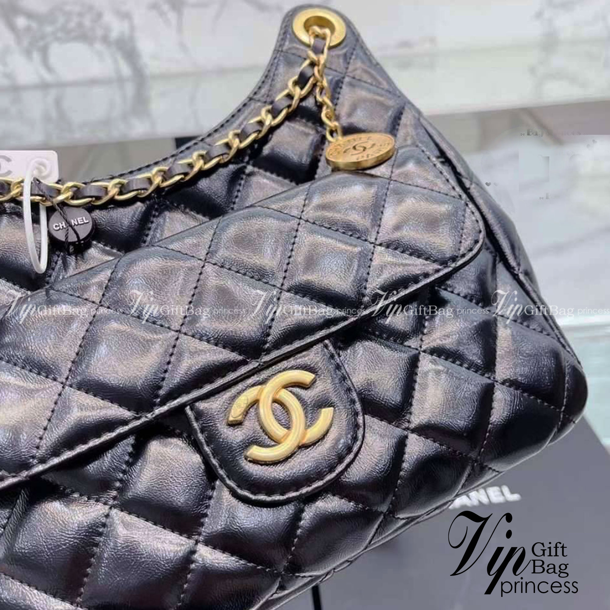 CHANEL SMALL HOBO BAG ใหม่ล่าสุดก่อนใคร กับคอลใหม่ลุคลูกคุณยอดฮิต Shiny Crumpled Calfskin & Gold-Tone Metal ตอบโจทย์ได้ทุกลุค ทุกไลฟ์สไตล์ ใช้งานได้ง่ายคล่องตัว กับกระเป๋าสะพายข้าง ปรับเปลี่ยนการใช้งานได้หลากหลาย ภายในเป็นช่องโล่ง สะพายไปเที่ยว ทำงาน ออกเ