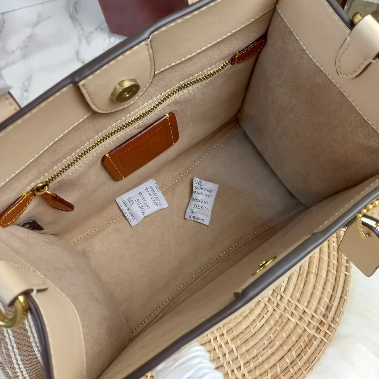 ใบนี้ ช่วยให้ชีวิตง่ายขึ้นเยอะเลย🌈🌺>>COACH FIELD TOTE 22 IN SIGNATURE JACQUARD(COACH C3865) 🍁กระเป๋าถือ สะพาย รุ่น Unisex ใช้ได้ทุกเพศวัย ขนาดเหมาะต่อการใช้งานในแต่ละวันมากๆ //วัสดุ jacquard ลาย signature ตกแต่งดีเทลด้วยหนังแ