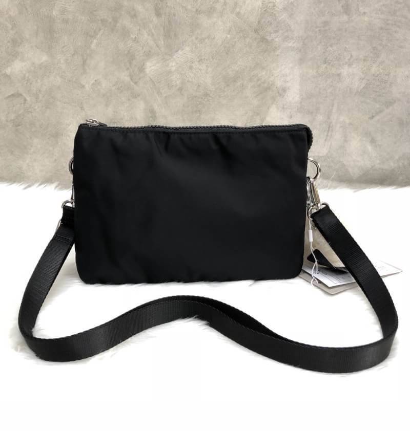 New in Kipling Sling Bag 2018 (k72323) >>Factory OEM HK<< พร้อมส่งที่ไทย กระเป๋าสะพายข้าง crossbody หรือถือ ก็เก๋ไปอีกแบบ วัสดุไนล่อนอย่างดี คุณภาพสูง ผ้าลื่นแวว ด้านหน้าติดโลโก้แบรนด์ตัวใหญ่ มีช่องกว้างขนาดกลางหนึ่งช่อง ใส่ของได้เยอะ เปิดปิดช