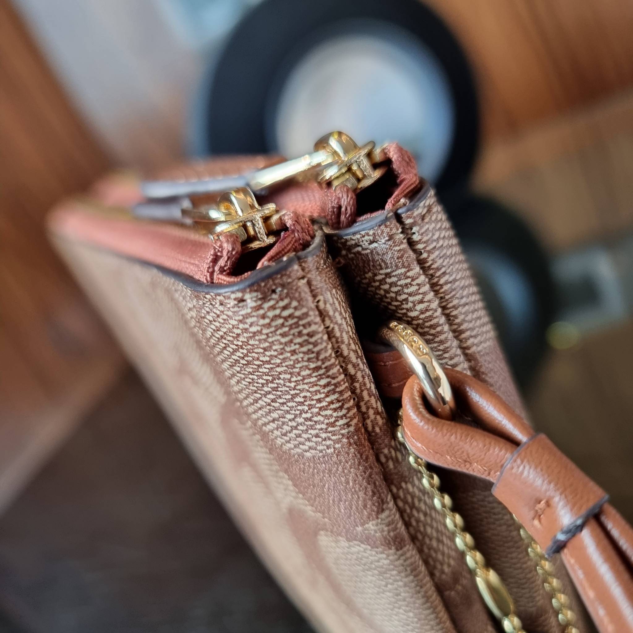 COACH F54057 DOUBLE ZIP WALLET IN SIGNATURE กระเป๋าคล้องมือ size L ใบนี้ใส่มือถือได้ทุกรุ่น ขนาดกำลังดี พกพาสะดวกมากๆ วัสดุหนังสังเคราะห์ ภายในเป็นผ้าสีสวยคม ใส่ธนบัตร ใส่บัตรได้เยอะ ใส่มือถือได้สบายๆทุกรุ่น ตอบโจทย์สาวๆที่ไม่ชอบพกเยอะวุ่นวายจ้า ใบนี้เอาอ