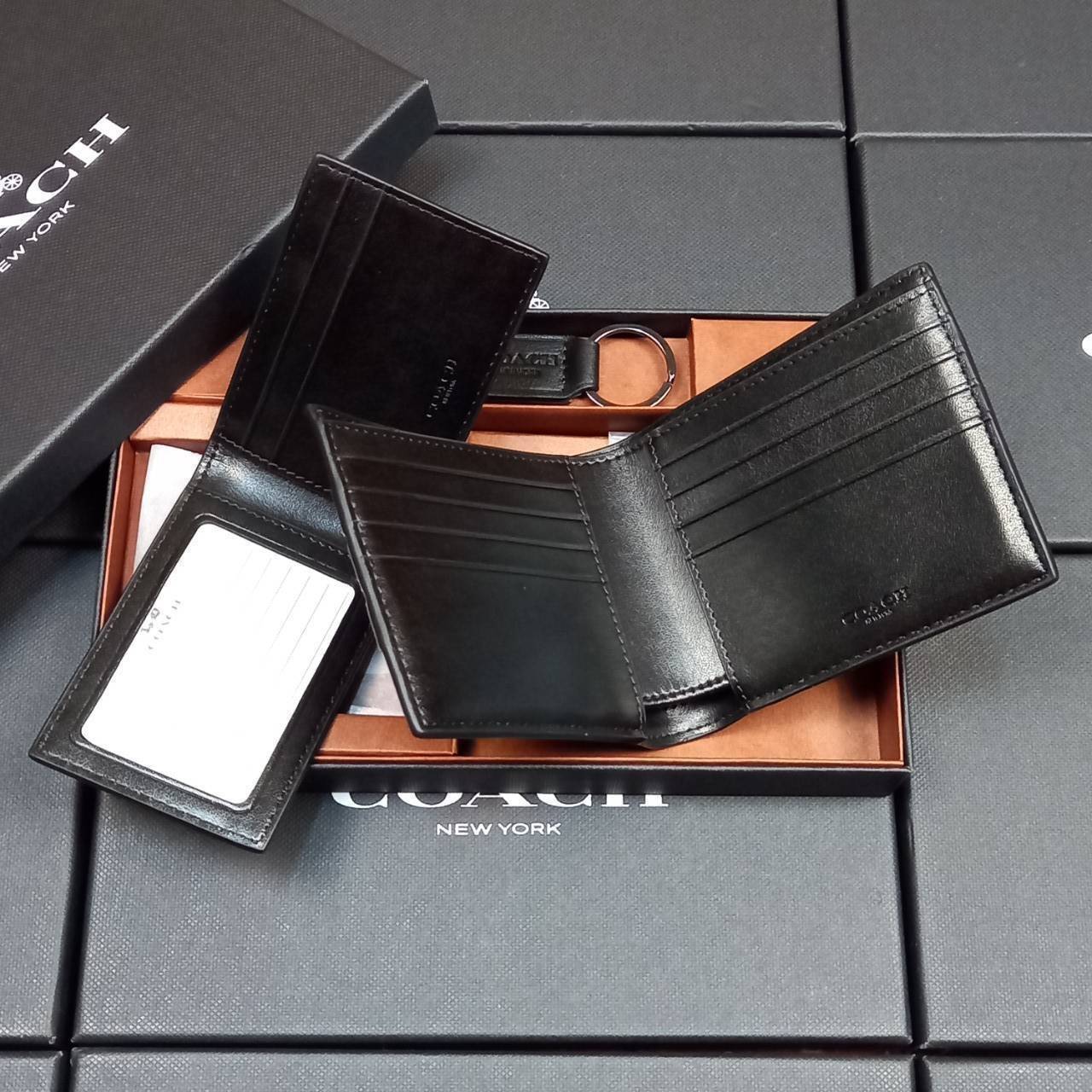 COACH 3-IN-1 WALLET IN SIGNATURE CANVAS WITH VARSITY STRIPE WITH KEY FOB LIMITED BOX(COACH F26072)🍁กระเป๋าสตางค์ มี ID ใบลูก สำหรับใส่บัตรแยก มีพวงกุญแจ ใช้แล้วดูหล่อสุดๆ🔸️**จะใช้เอง หรือเป็นของขวัญให้คนสำคัญ ก็ตอบโจทย์มากๆ **รับประกันว่า 