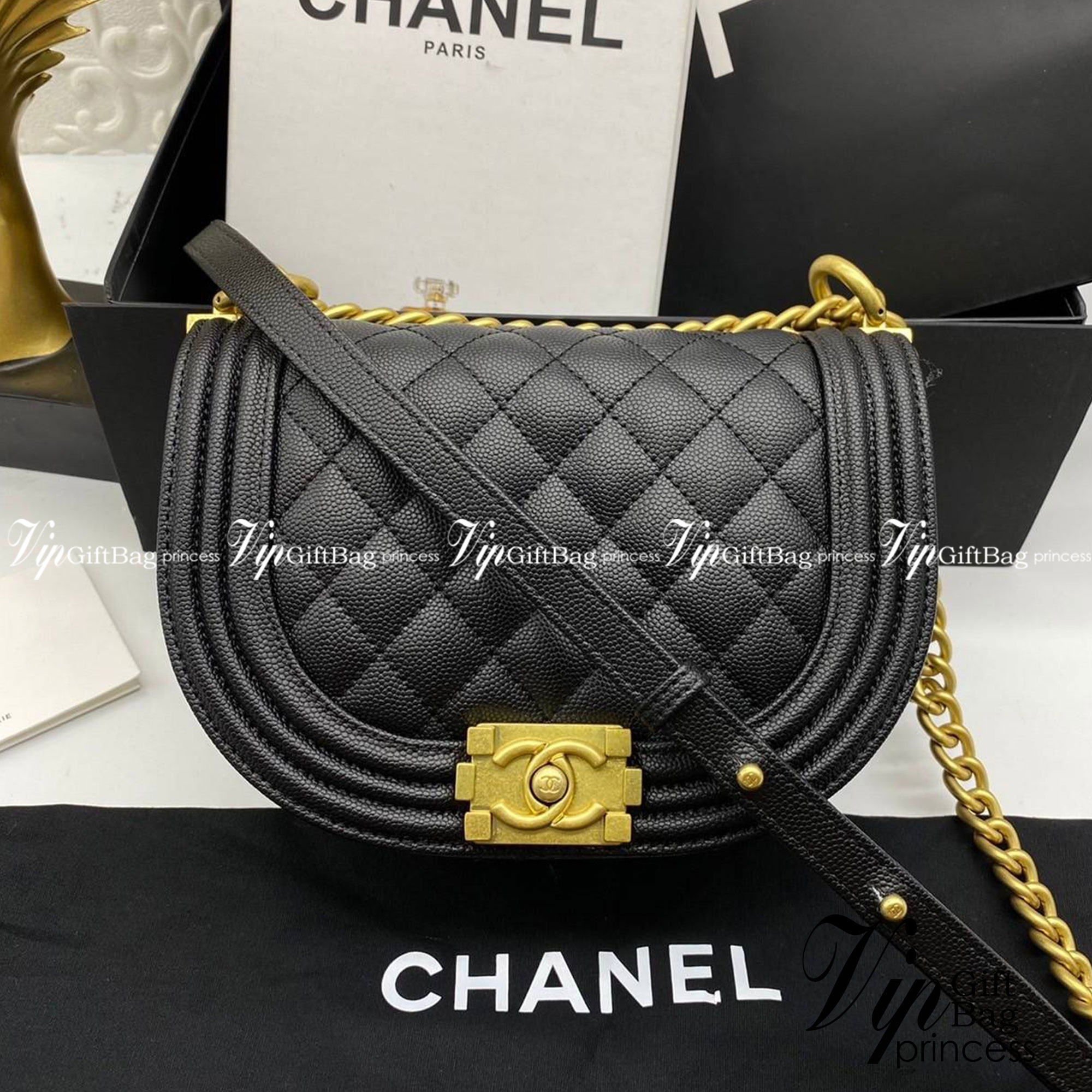 Chanel small boy messenger bag black caviar / Chanel 22A Boy 8" เกรดออริจินัล กระเป๋าสะพายทรง BOY Half Moon จากคอลเลคชั่น 22A รูปทรงโค้งเป็นตัว U ไซส์เล็ก หนังคาเวียสีดำ อะไหล่ทอง สวยเก๋มากๆ เลยค่ะ สายยาวสะพาย crossbody ได้นะคะ หรือจะทบสายแล้วสะพายแบ