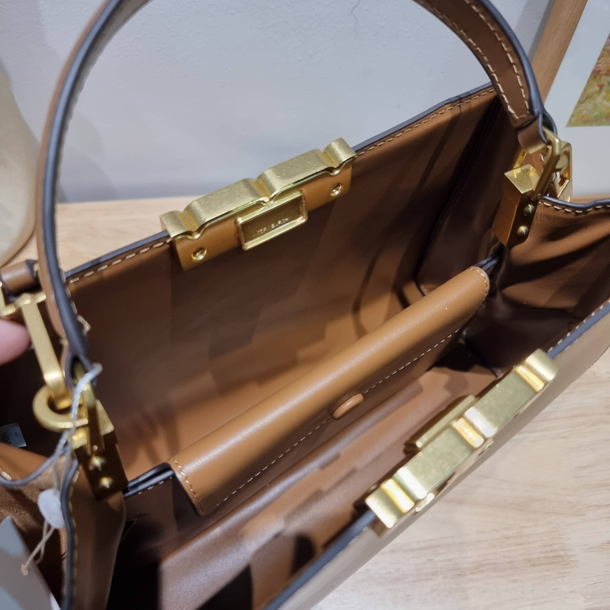 TORY BURCH ELEANOR SPAZZOLATO SATCHEL ใหม่และดูดีเกินต้าน กับกระเป๋าถือทรงสวย ใบใหญ่ ดีไซน์ผู้ดีเรียบหรู ถือขับผิวไปเลยทุกสี สวยคม มาพร้อมหูจับในตัว