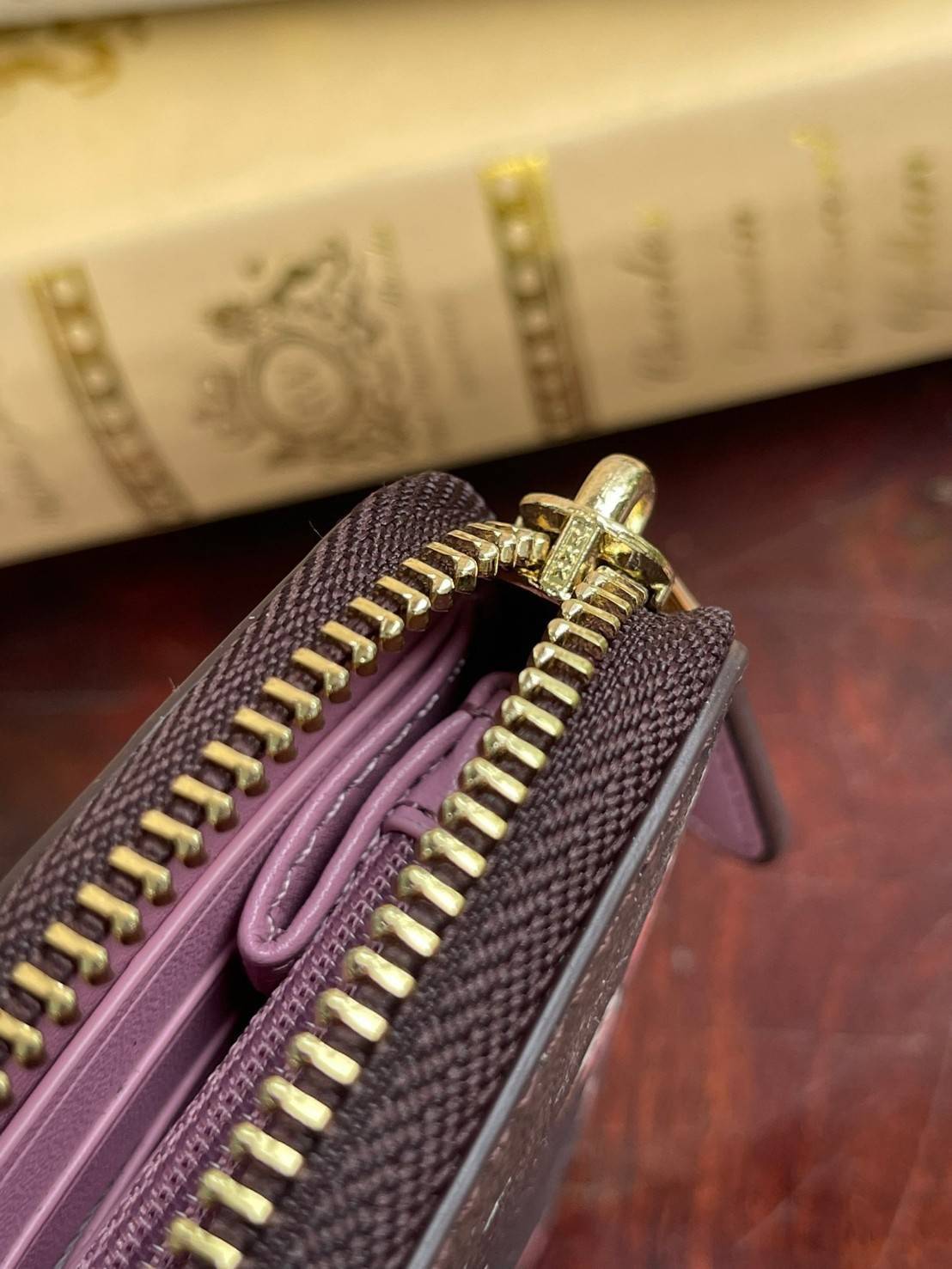 COACH ACCORDION ZIP WALLET IN SIGNATURE CANVAS กระเป๋าสตางค์ใบยาวนี้ที่เหมาะกับการใช้งานทุกรูปแบบ นอกจากเพิ่มความมั่นใจแล้ว ยังทำให้ชีวิตของเราง่ายขึ้นอีกด้วย โดยการเปิดปิดแบบซิปรอบ สามารถใส่ธนบัตร เหรียญ บัตรต่างๆได้หลายใบเลยทีเดียว ขนาดของกระเป๋าสามารถถ