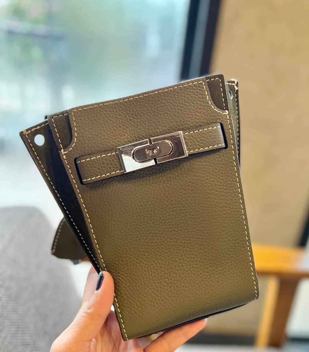 small TORY BURCH LEE RADZIWILL PEBBIED BAG ((139016)) แต่ใส่ได้จุ ขนาดพอดีลำตัว สวยมากๆค่ะ! ลุคหรูดูดีมากๆ กับกระเป๋าสะพายข้างจากTB รุ่นเล็ก