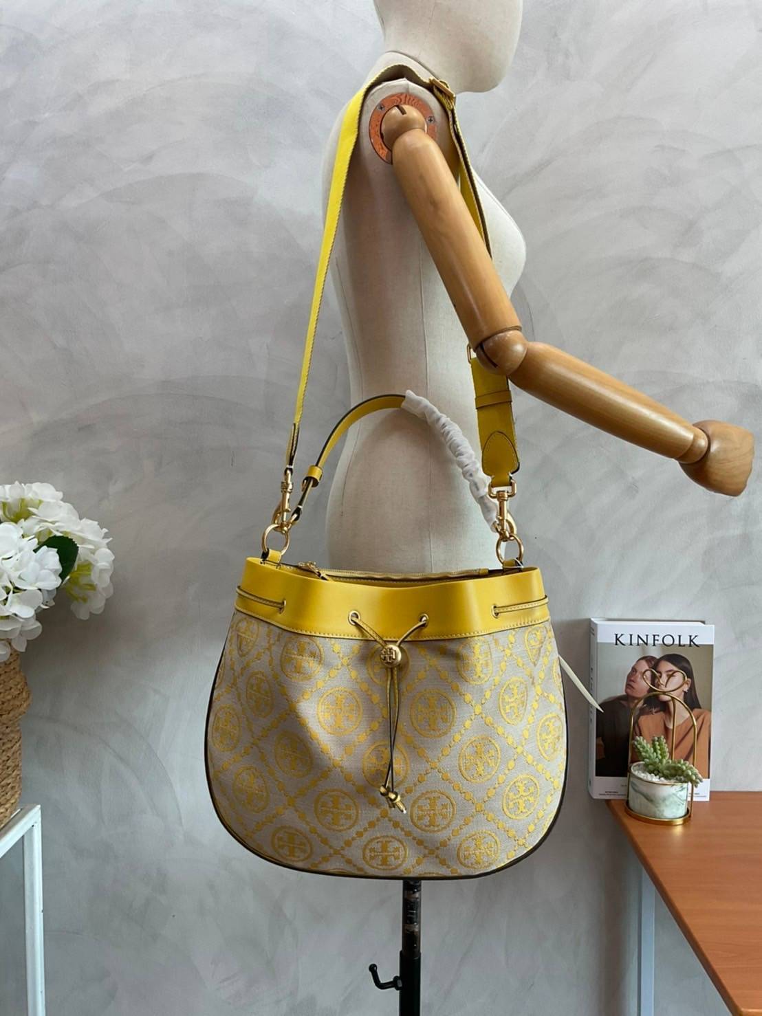 Tory burch t monogram jacquard drawstring hobo New Collection 2021 กระเป๋าถือและสะพายข้าง Monogram จาก tory burch ทำจากผ้าใบ jacquard ตัดด้วยหนังวัวแท้