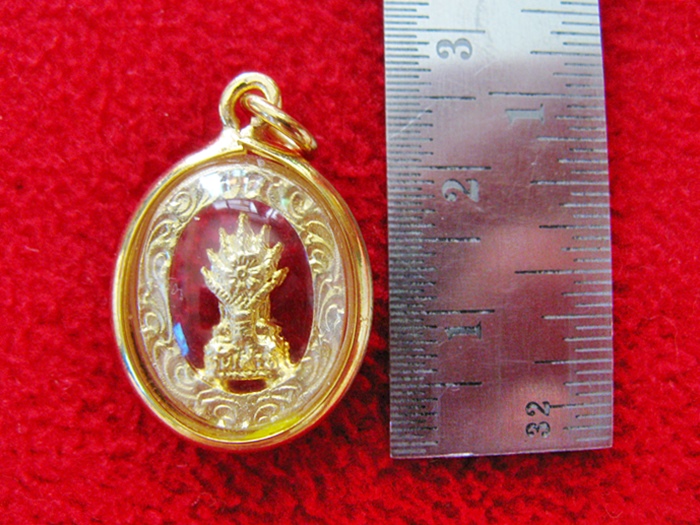 จี้พระประจำวันเกิดวันเสาร์ ปางนาคปรก องค์ใหญ่ทรงวงรี ล้อมเพชรเลี่ยมทองไมครอนค่ะ