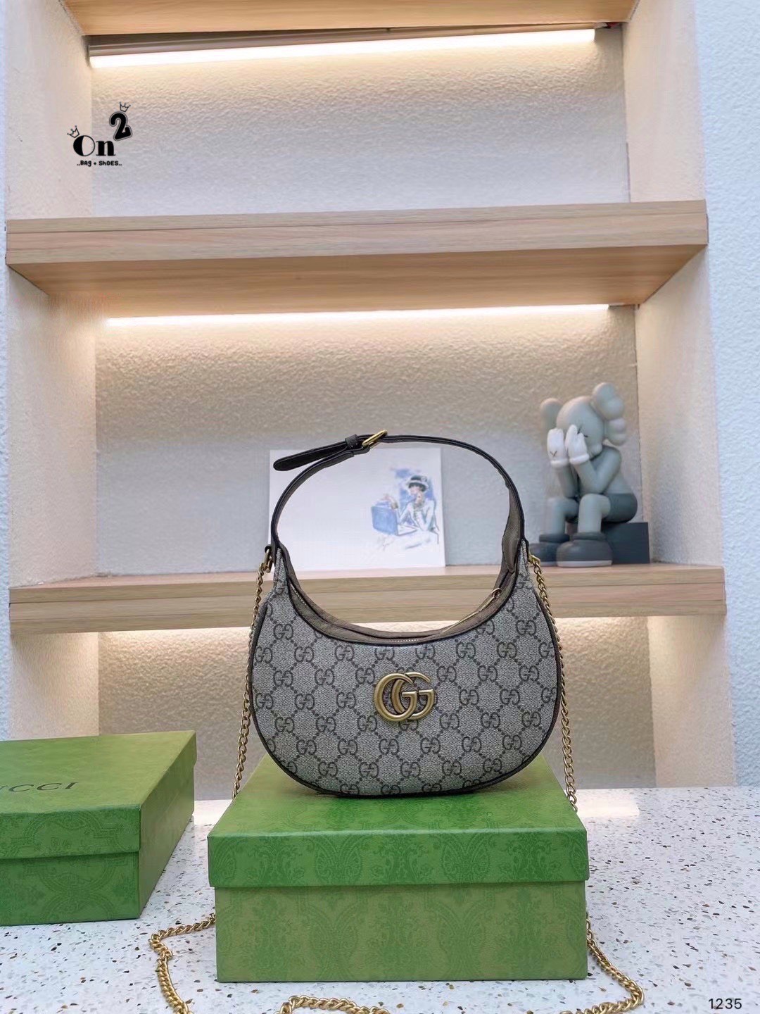 Gucci GG Marmont half-moon-shaped mini bag กระเป๋าคล้องไหล่ ความตัวแม่สายแฟชั่น ต้องกระเป๋าทรงจันทร์เสี้ยวแบบสับค่ะ! ความโค้งมนใช้งานง่าย เอามาสะพายก็คือชนะเลิศไปเลย ภาพถ่ายจากงานขายจริง ใช้งานต่างประเทศได้