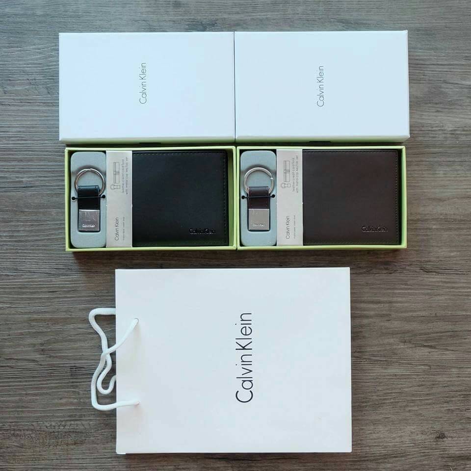 Calvin Klein Leather Credit Card Fold with Metal Clip Key Fob Set กระเป๋าสตางค์ใบสั้น Set สุดคุ้มมอบให้เป็นของขวัญหรือใช้เองก็แนะนำค่ะ