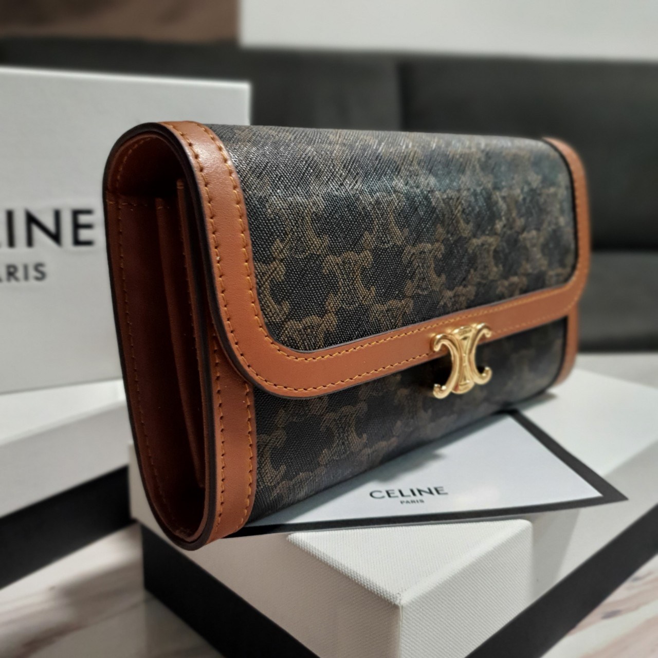 CELINE WOC BAG VIP GIFT WITH PURCHASE (GWP) พรีเมี่ยมกิ๊ฟ Limited Edition จาก PERFUME DUTYFREE COUNTER กระเป๋าทรง WOC ใช้ได้ทั้งกระเป๋าสตางค์ คลัช และครอสบอดี้ วัสดุหนังทั้งใบ ด้านในเปิดปิดด้วยกระดุม มีช่องใส่ธนบัตรใหญ่2ช่องและช่องซิปกลาง1ช่อง ใส่บัตรได้ห