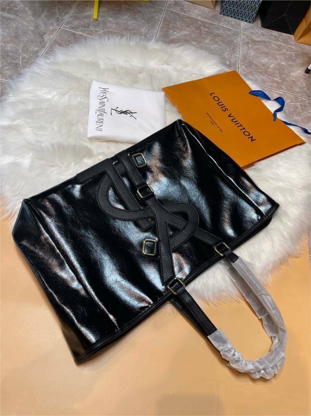 YSL Vavin Tote in Black Classic Leather / YSL SHOPPING E/W IN SUPPLE LEATHER รุ่นหนังเงา กระเป๋าทรงโท้ทใบใหญ่ หน้าโลโก้ใหญ่โดดเด่น ช่องกว้างใช้งานง่าย ภายในโล่งกว้างมาก ใส่ของได้สบาย หิ้วไปเที่ยวต่างจังหวัด สะพายไปต่างประเทศตามใจ!! เลิศตรงที่ดีไซน์ใบนี้เป