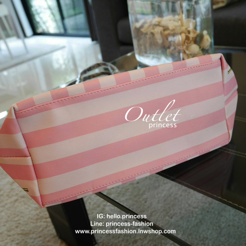 Victoria's Secret Vintage Flower Print Shoulder Bag กระเป๋าสะพายสไตล์วินเทจจาก Victoria's Secret หนัง Saffiano สกรีนลายดอกไม้เปิดปิดด้วยซิป หัวซิปโลโก้ VS ด้านหน้าประดับตัวอักษร VS ภายในดำมีช่องซิปและช่องใส่ของ จุได้เยอะค่ะ ใส่เอกสาร A4 หนังสือ 