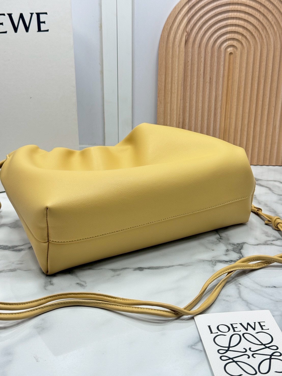 ORI หนังแท้ | Medium Loewe Flamenco purse in mellow nappa leather 30cm กระเป๋าสะพายทรงคลัช เรียบหรูดูแพง เรียบง่ายใช้งานสะดวก หนังแนปป้าให้สัมผัสนุ่มสบายผิว มาพร้อมสายสะพายร้อยห่วงหรูหรา