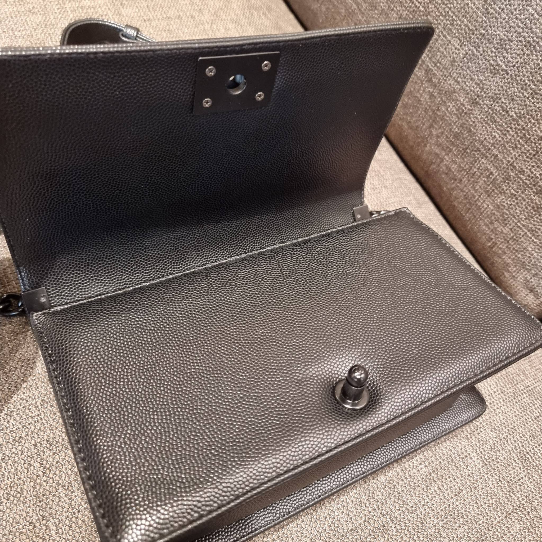 Chanel Boy 10" พร้อมส่งที่ไทย รุ่นสุดฮอต ดีไซน์อะไหล่ดำ เรียบหรูมากๆ!! วัสดุหนังลายคาร์เวีย ทรงคลาสสิคที่สาวๆห้ามพลาด!! ในราคาสุดคุ้ม เปิด-ปิดกระเป๋าด้วยตัวล็อค ภายในโล่งกว้าง ไซส์ใหญ่ใส่ของได้เยอะ มีช่องแยกในกระเป๋า มาพร้อมสายสะพายโซ่สลับหนังรองบ่า 