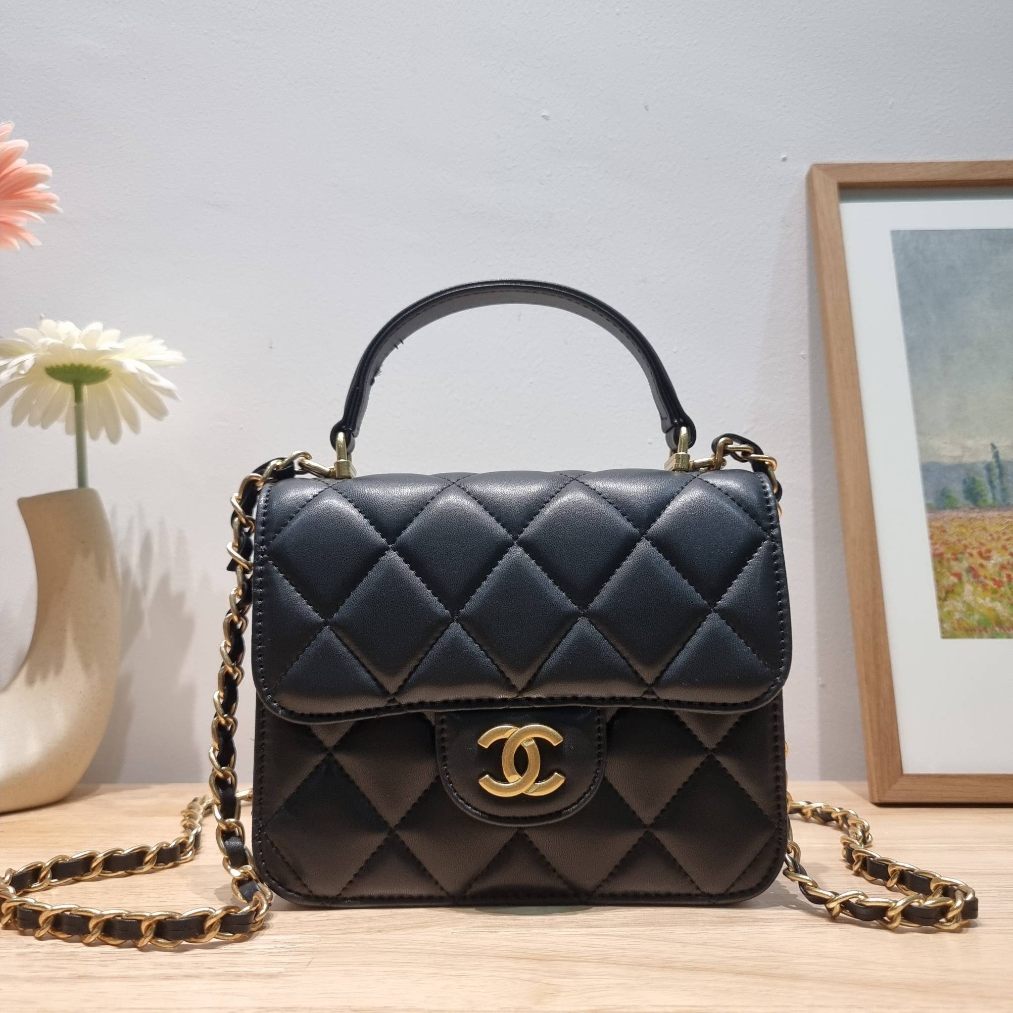 CHANEL flap bag with chain กระเป๋าสะพายสุดหรู สวยดูแพง รูปทรงคลาสสิค ขนาดกำลังพอเหมาะ สายสะพายโซ่ในตัว น้ำหนักเบา และยังมีหูจับในตัว สะดวกต่อการพกพา ตัวกระเป๋าเปิดด้วยกระดุมแม่เหล็ก วัสดุหนังอย่างดี ผิวสัมผัสดี ภายในเป็นช่องโล่ง และยังมีช่องซิปให้ด้วย