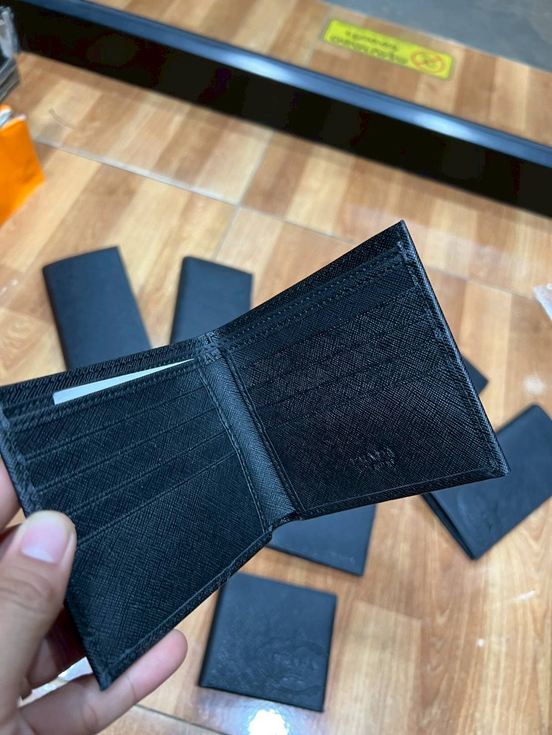 ORI หนังแท้ | Prada Long Wallet / Prada Short Wallet / Prada metal saffiano leather Wallet กระเป๋าสตางค์ใบยาว กระเป๋าสตางค์ใบสั้น กระเป๋าสตางค์ผู้ชาย