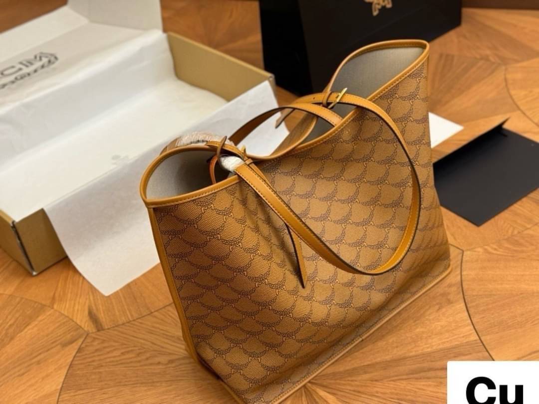 M.C.M MEDIUM HIMMEL SHOPPER IN LAURETOS กระเป๋าทรงโท้ทช้อปปิ้ง เรียบหรู คอลใหม่ พร้อมสีใหม่ ดีไซน์ละมุน น่าใช้มากๆ ก พิเศษสุดกับพวงหนังพร้อมห่วงกุญแจทึ่สามารถห้อยพวงกุญแจน่ารักๆได้