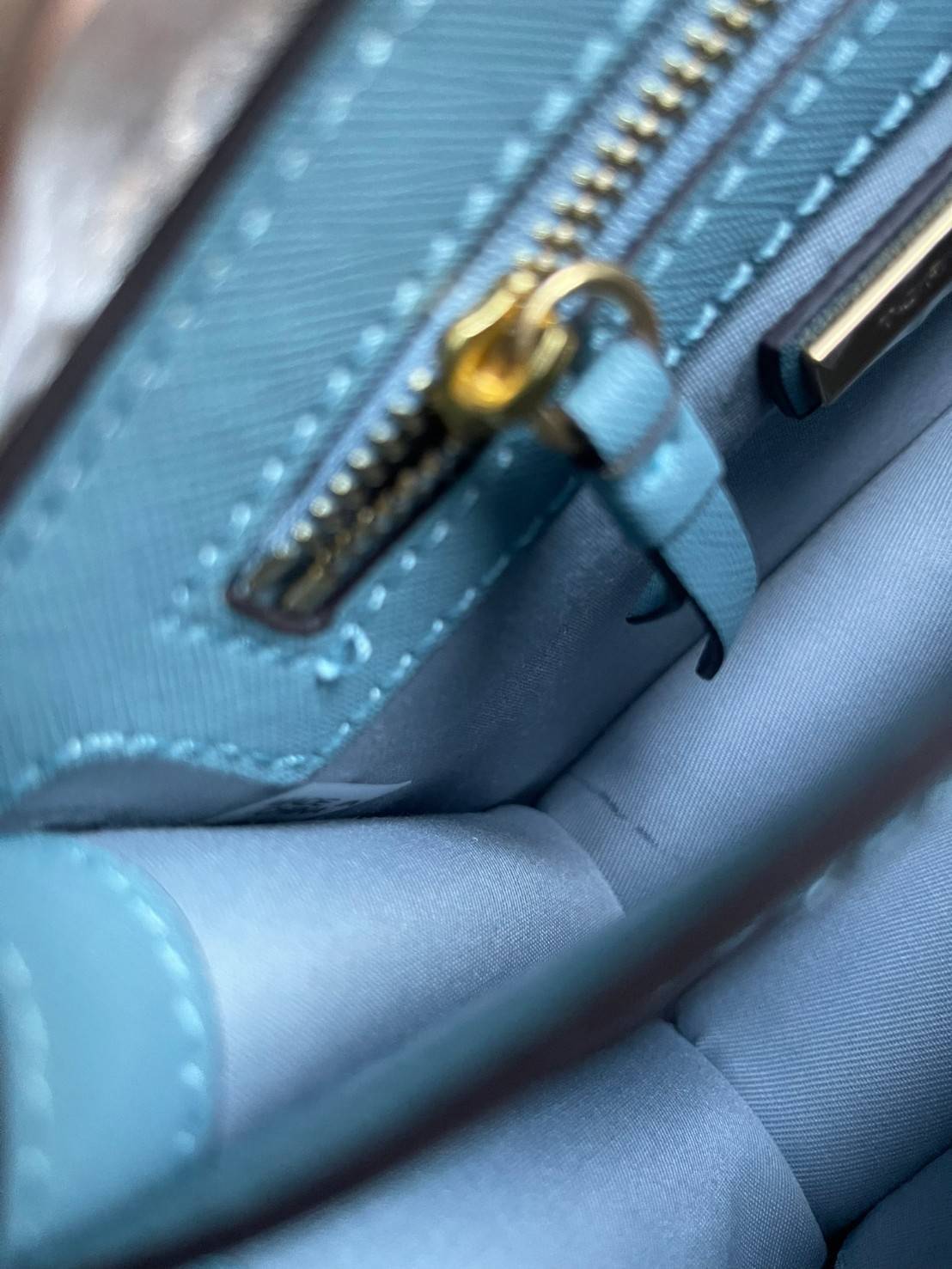 Tory Burch Robinson Printed Convertible Shoulder Bag กระเป๋าสุดคลาสสิค Collection นี้เหมาะกับสาว ๆ วัยรุ่นเป็นพิเศษ ด้วยโทนสีสดใสที่ทางแบรนด์ได้ดีไซน์ออกมาอย่างพิถีพิถัน สามารถตอบโจทย์สาว ๆ ที่มีคาแรคเตอร์หวาน สดใส และร่าเริงได้อย่างแท้จริงอีกทั้งลายโซ่ยั