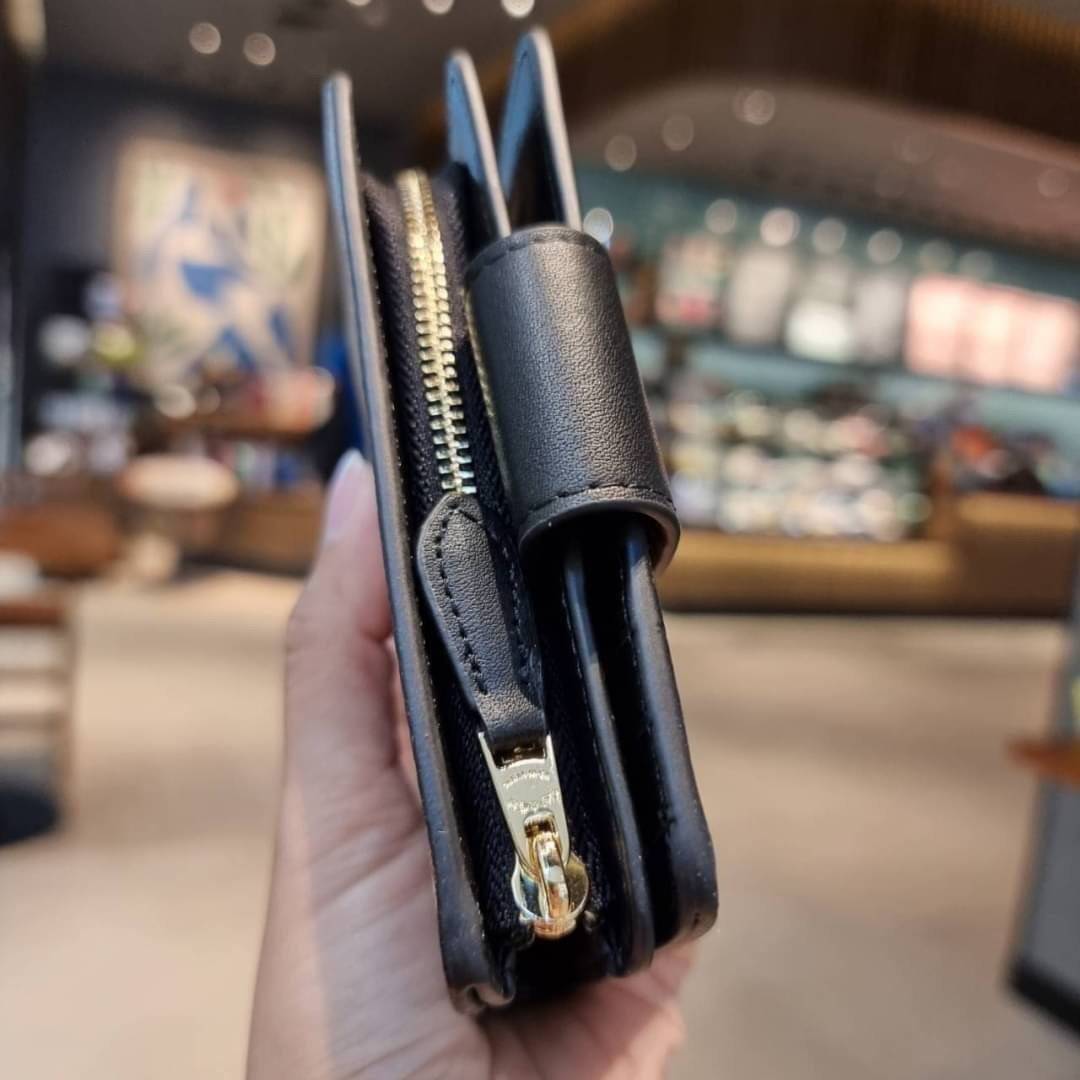 COACH C0082 MEDIUM CORNER ZIP WALLET IN SIGNATURE CANVAS ดีไซน์ใหม่ล่าสุด!! กระเป๋าสตางค์ใบกลาง 👛 ขนาดกำลังเหมาะมือ วัสดุหนังแคนวาสเคลือบลาย ดูแลรักษาง่าย มีช่องใส่บัตรและธนบัตรครบ และช่องซิปแยกไว้ใส่เหรียญ ครบเซ็ทแบบนี้เหมาะส่งต่อเป็นของขวัญที่สุ