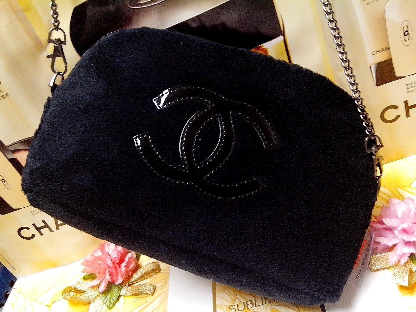 Chanel beauty VIP gift bag CC Patent Pouch กระเป่าสะพายผ้าขนสัตว์วูฟนุ่ม โลโก้ดำ สายถอดและปรับได้ หัวซิปปั้มโลโก้แบรนด์ มาพร้อมสายยาว ถอดสายได้ จะถือเป็นคลัทช์ก็สวย หรือใช้เป็นกระเป๋า Crossbody ใส่โทรศัพท์ตระกูล Plus ทั้งกระเป๋าสตางค์ได้สบายค่ะ