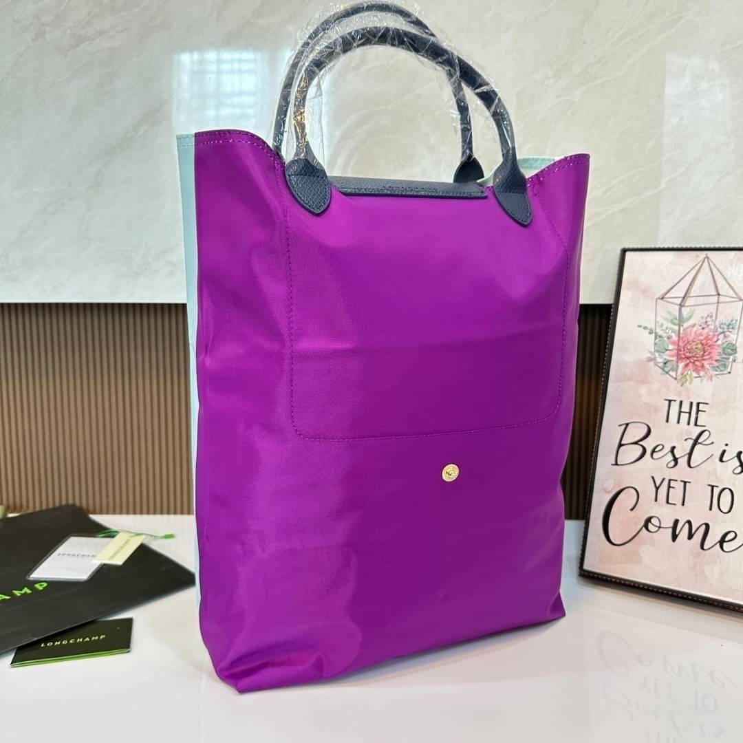LONGCHAMP LE PLIAGE RE-PLAY TOP HANDLE BAG สินค้ารุ่นลิมิเต็ด collection สุดปัง ซื้อใบเดียวเหมือนได้2 ใบ กระเป๋าสะพายแนวตั้งที่กว้างขวาง มีเอกลักษณ์เฉพาะตัวแต่มีดีไซน์ที่น่าดึงดูด